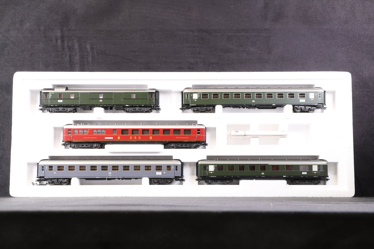 Marklin HO 42941 &amp; 42942 Rake Of 8 Riviera Express Coaches