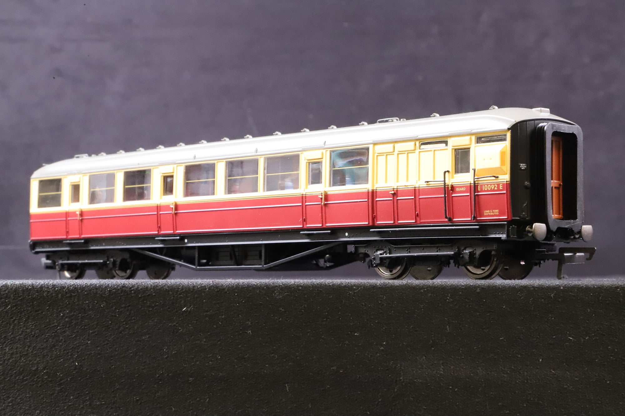 Hornby OO Rake of 3 Gresley Coaches in BR(E) Crimson/Cream