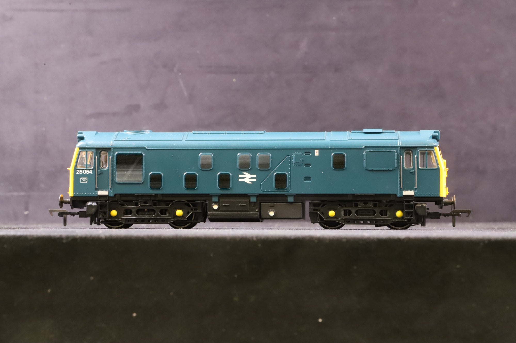 Bachmann OO Class 25 '25054' BR Blue Full Yellow Ends