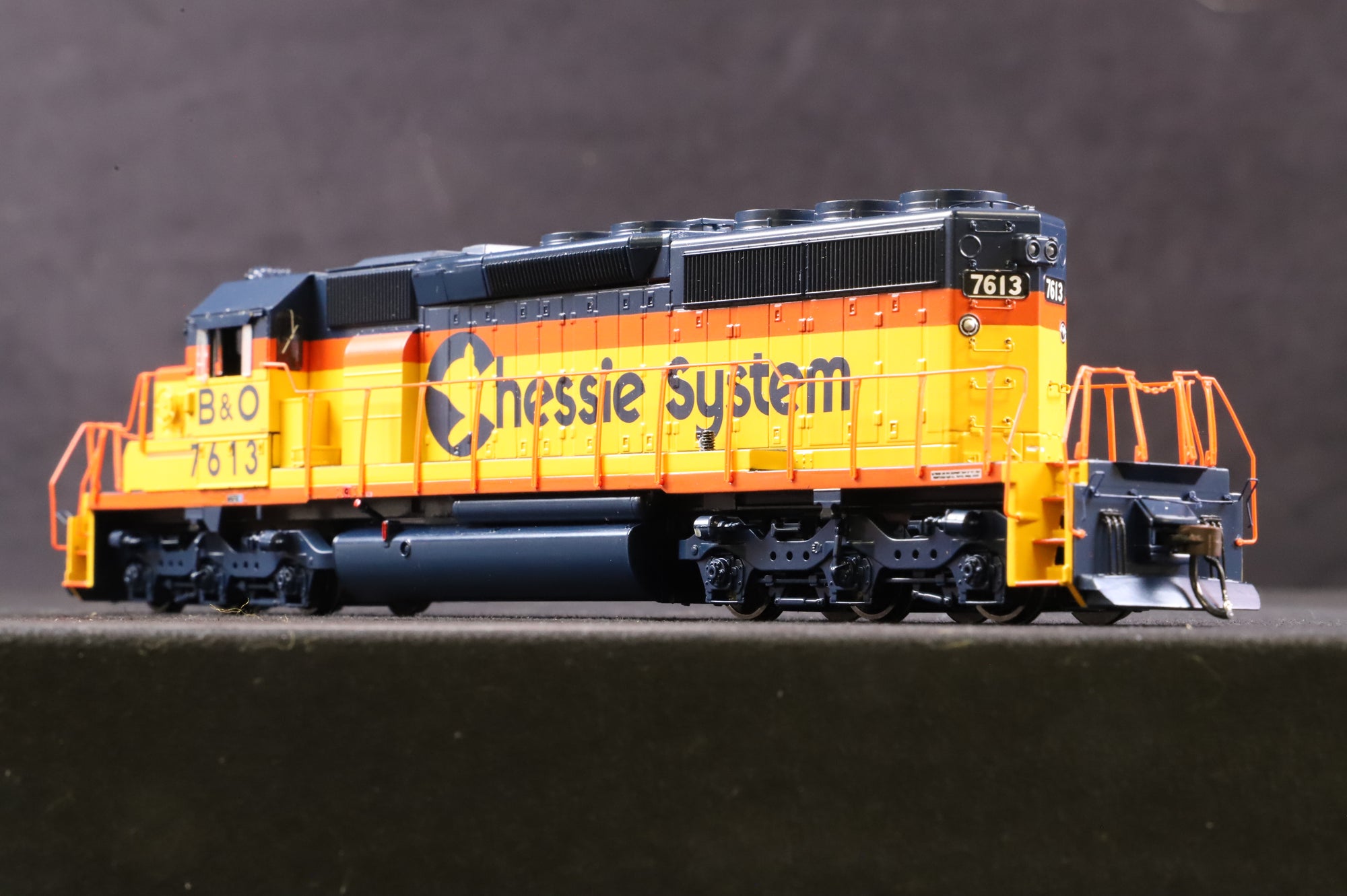 Athearn HO ATH2087 SD40-2 Diesel Locomotive '7613' B&O Chessie System DCC Sound