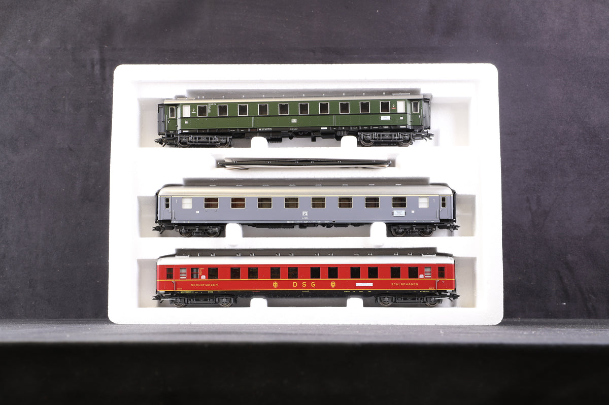 Marklin HO 42941 &amp; 42942 Rake Of 8 Riviera Express Coaches