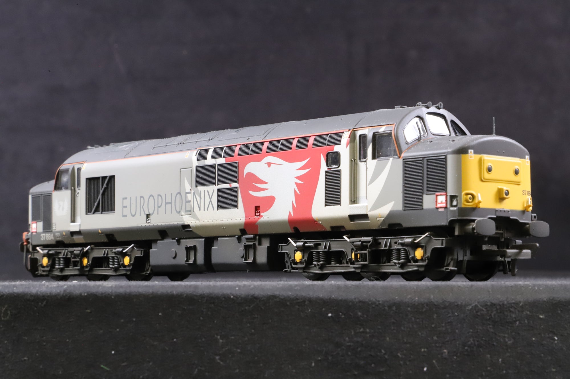 Bachmann OO 32-393DS Class 37/7 37884 in Europhoenix Livery - DCC Sound