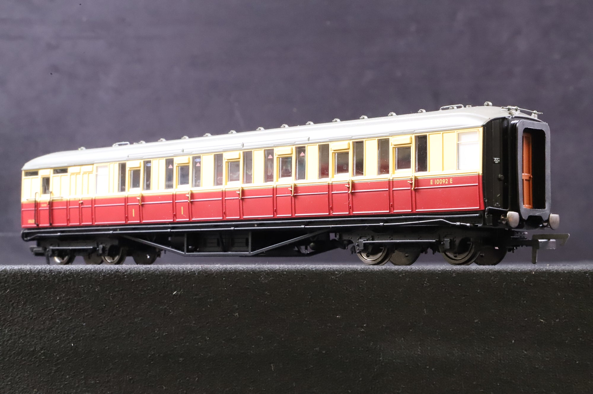 Hornby OO Rake of 3 Gresley Coaches in BR(E) Crimson/Cream