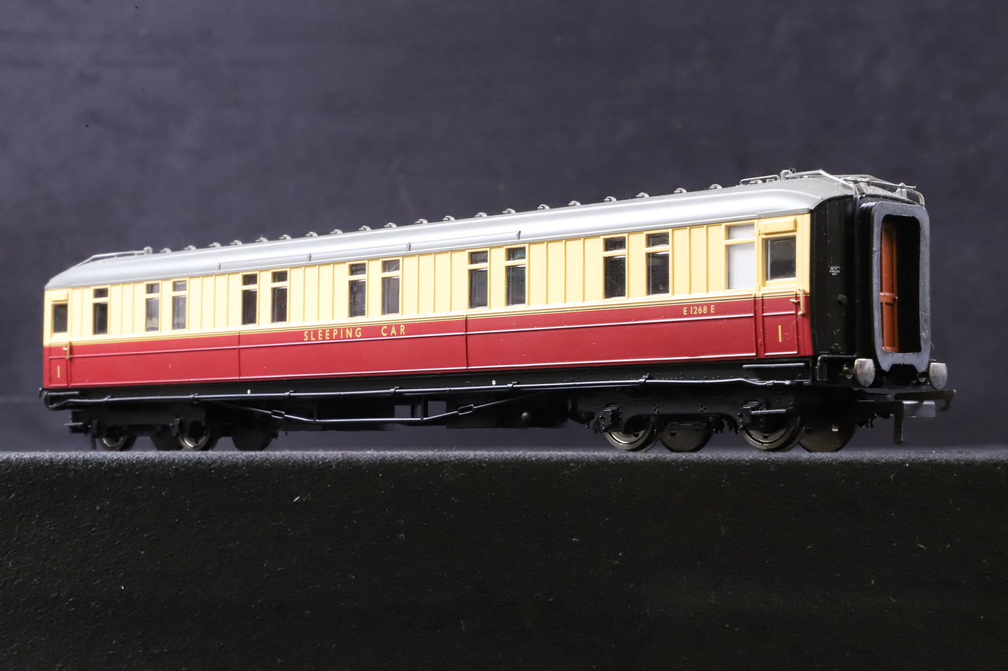 Hornby OO Rake of 3 Gresley Coaches in BR(E) Crimson/Cream