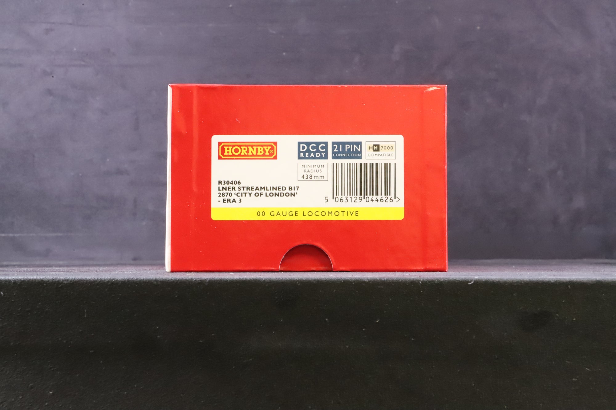 Hornby OO R30406 LNER Streamlined B17 Class '2870' 'City Of London' LNER Apple Green