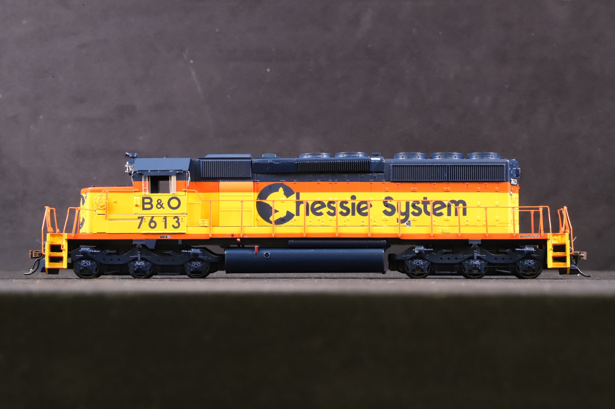 Athearn HO ATH2087 SD40-2 Diesel Locomotive '7613' B&O Chessie System DCC Sound