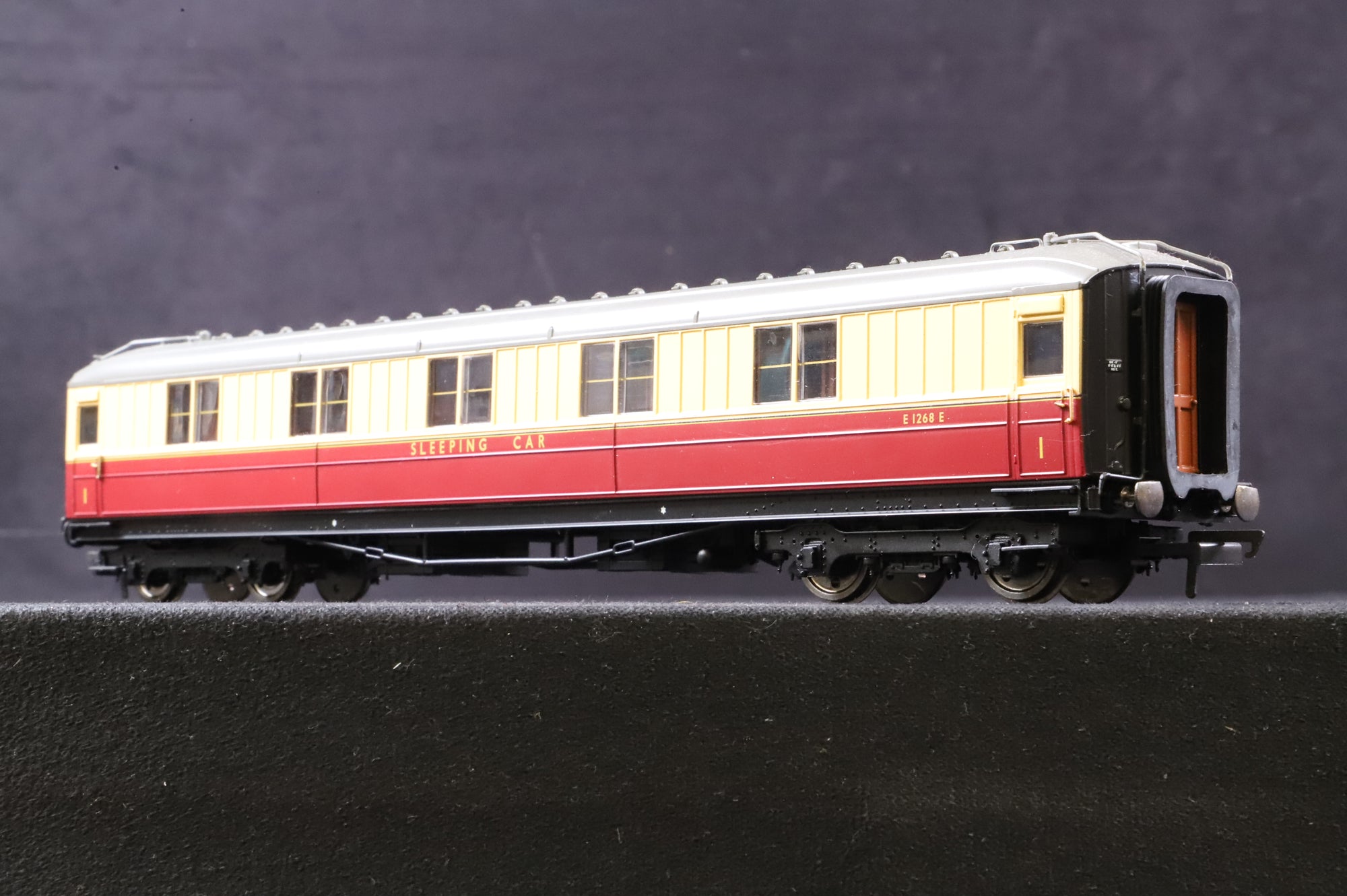 Hornby OO Rake of 3 Gresley Coaches in BR(E) Crimson/Cream