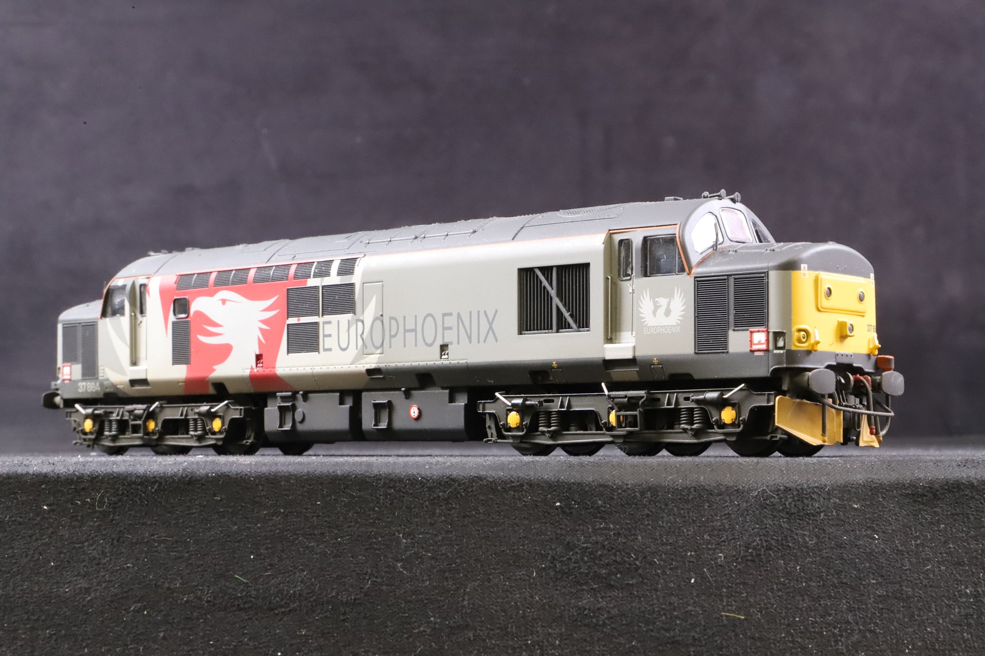 Bachmann OO 32-393DS Class 37/7 37884 in Europhoenix Livery - DCC Sound