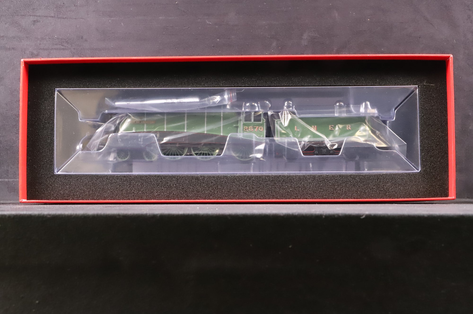 Hornby OO R30406 LNER Streamlined B17 Class '2870' 'City Of London' LNER Apple Green
