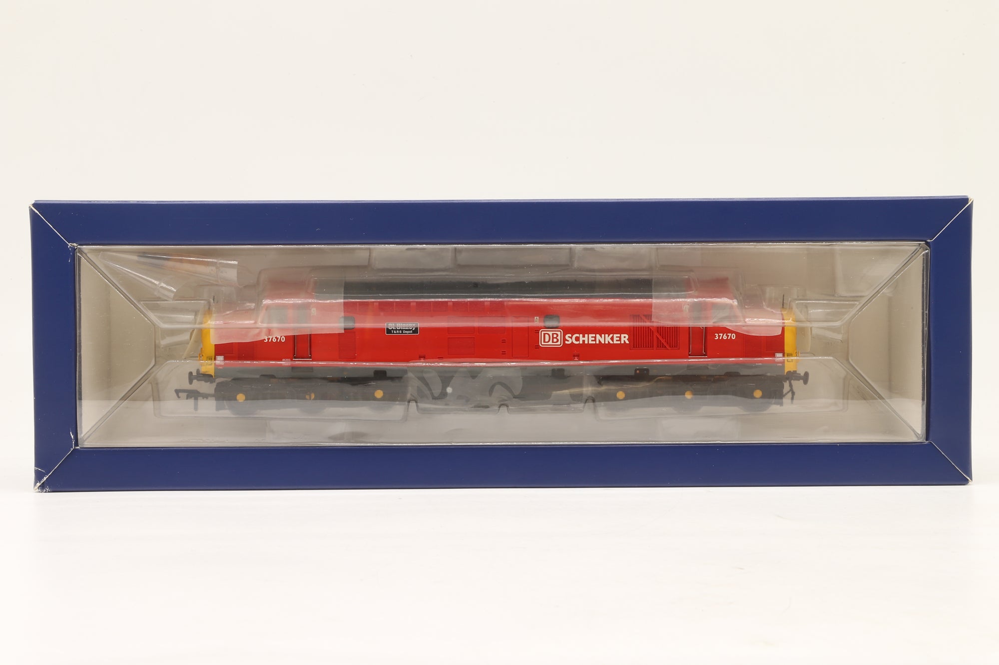 Bachmann OO 32-381P Class 37/5 37670 'St. Blazey' in DB Schenker Red