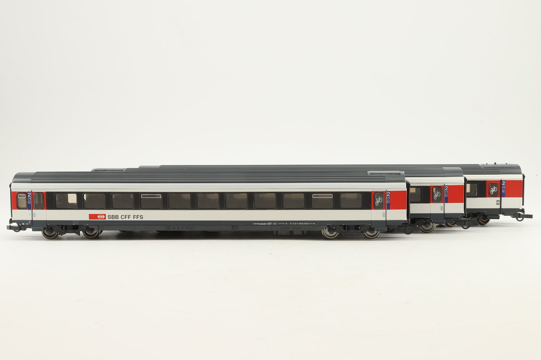 Roco HO 45328/45332 x2 Rake of 3 SBB Red/White/Black Coaches
