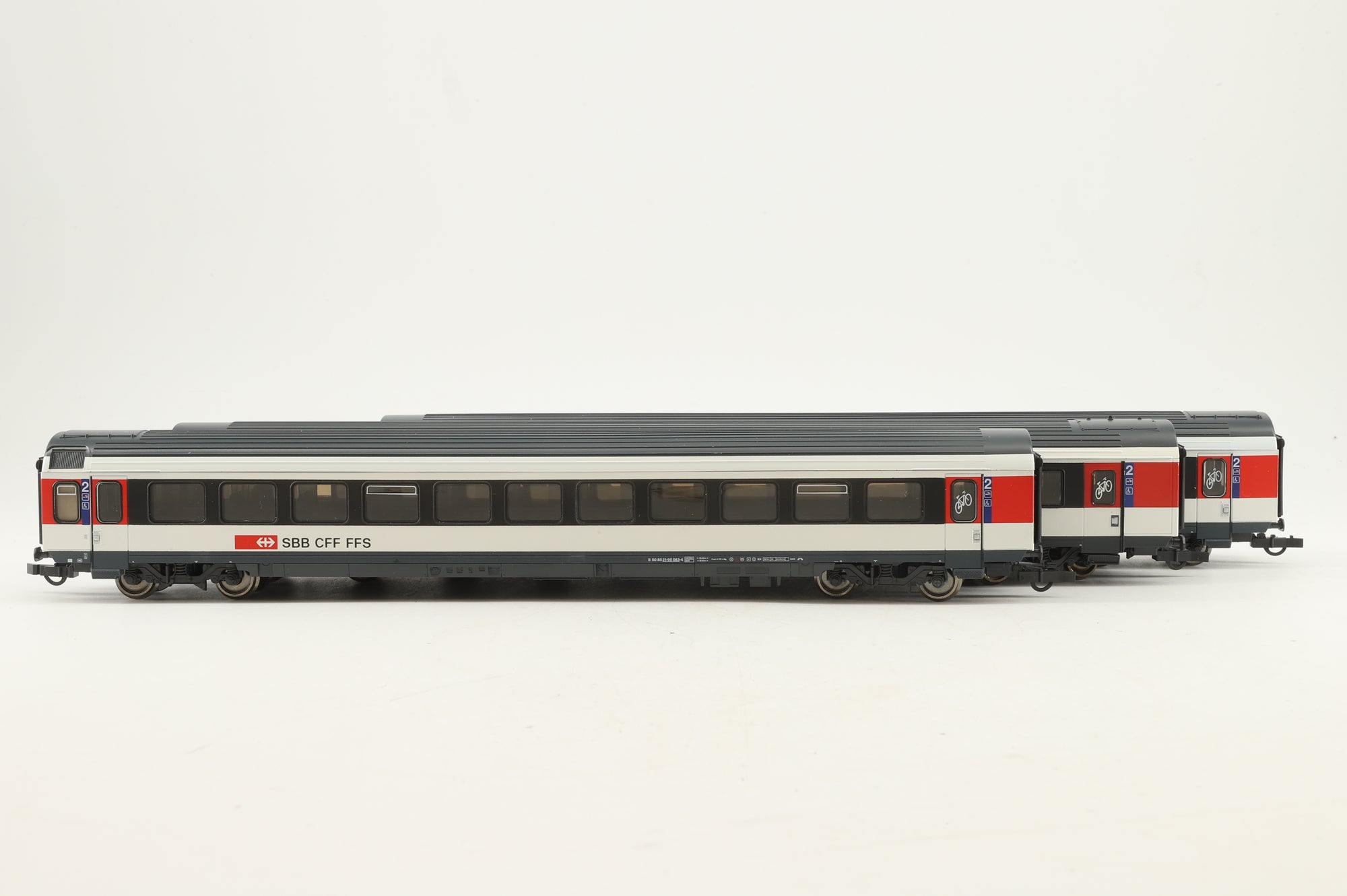 Roco HO 45328/45332 x2 Rake of 3 SBB Red/White/Black Coaches