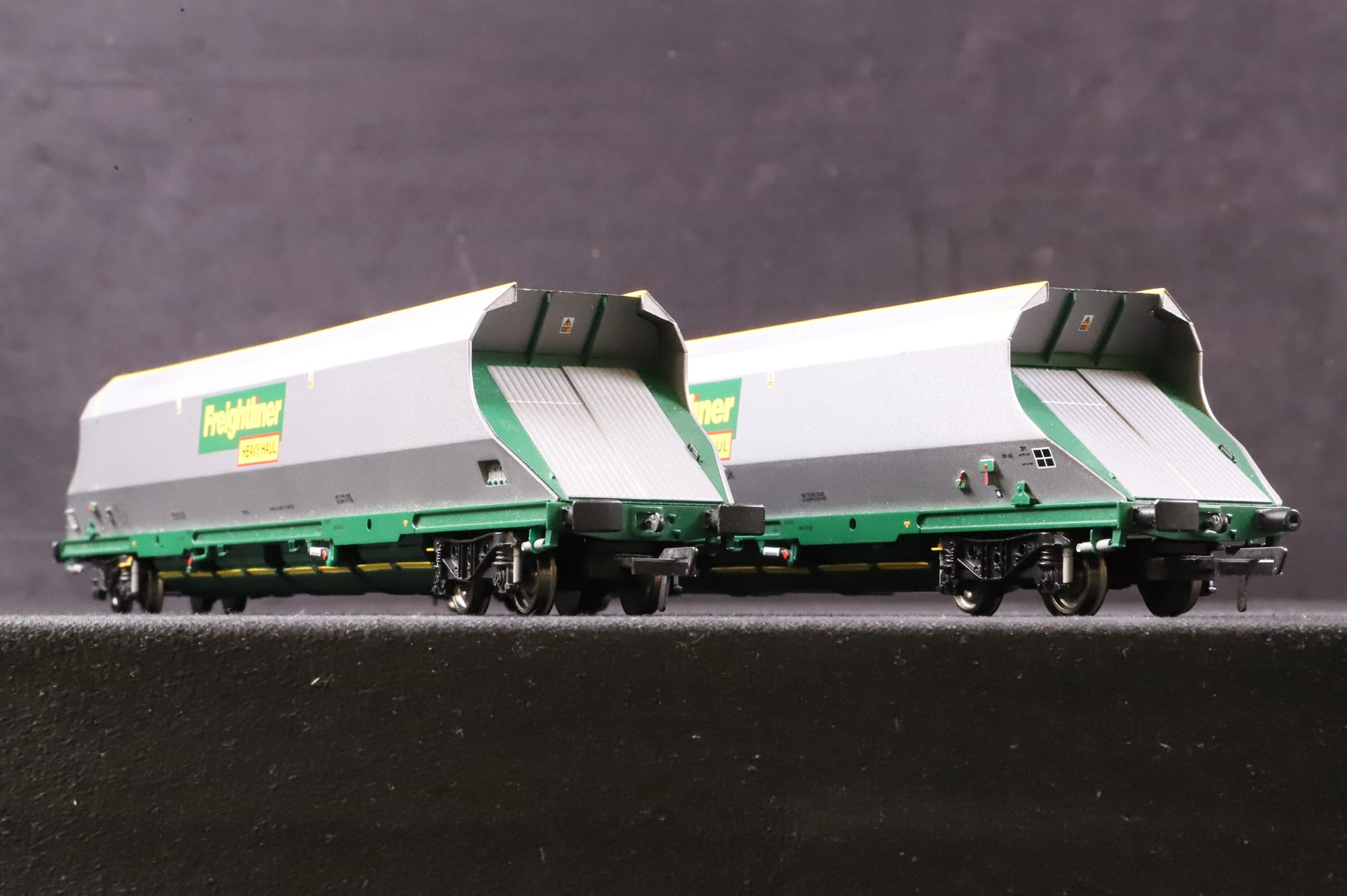 Bachmann OO Rake of 2 Freightliner HHA Wagons