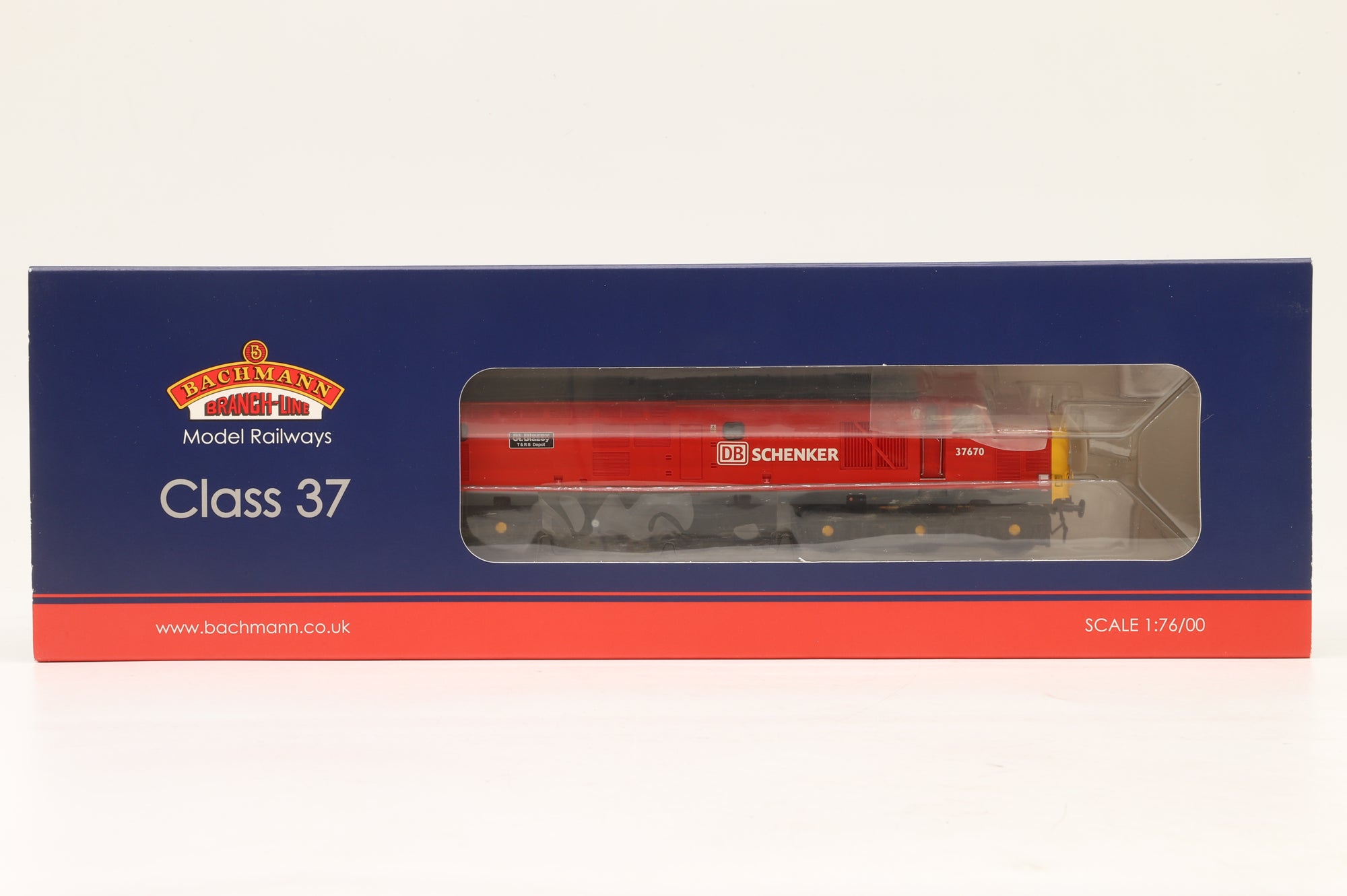 Bachmann OO 32-381P Class 37/5 37670 'St. Blazey' in DB Schenker Red
