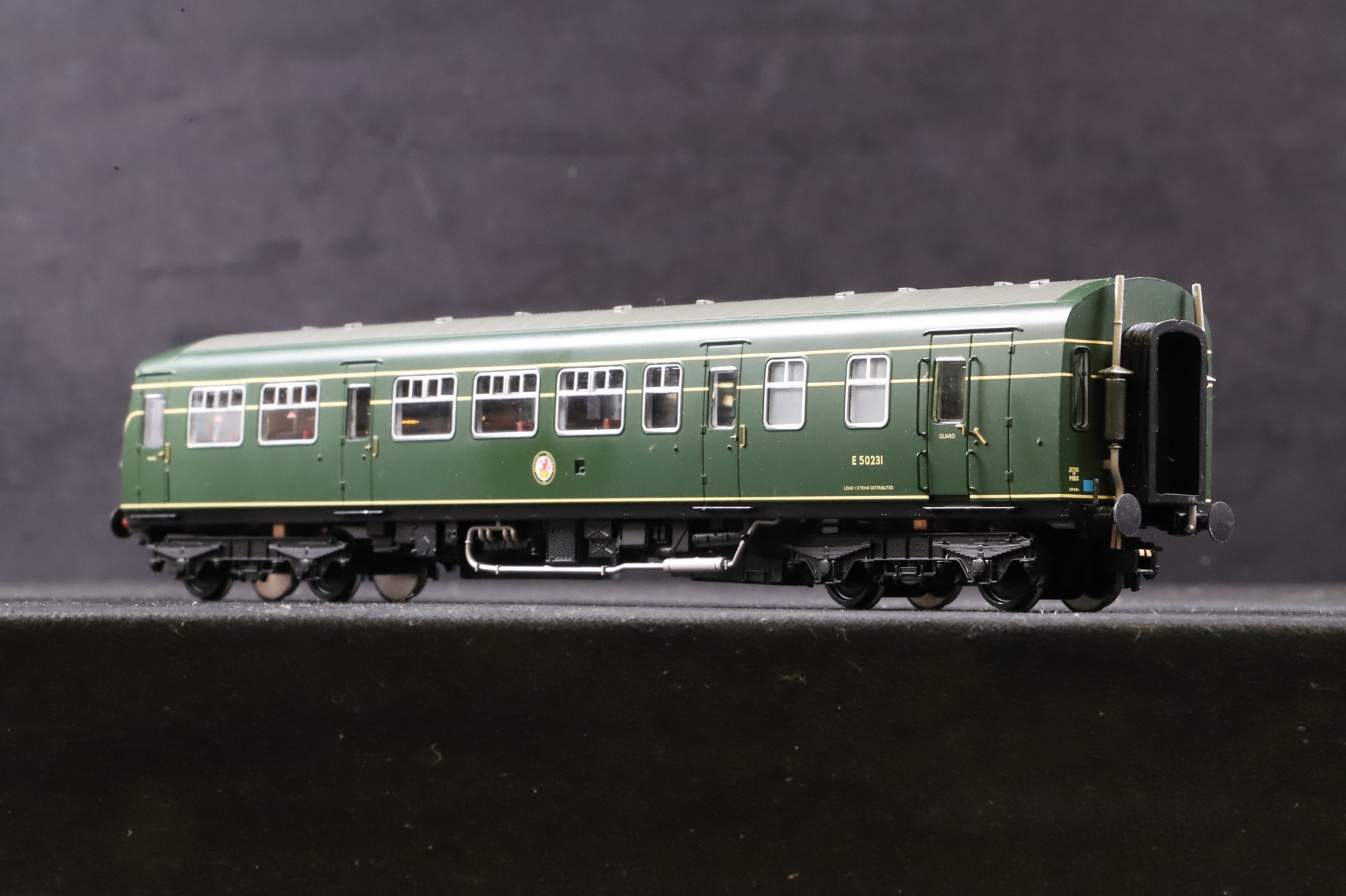 Bachmann OO 32-285 Class 101 2 Car DMU in BR Green w/ Speed Whiskers