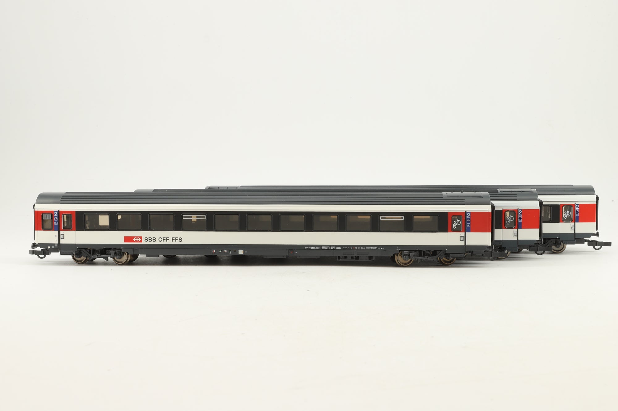 Roco HO 45328/45332 x2 Rake of 3 SBB Red/White/Black Coaches