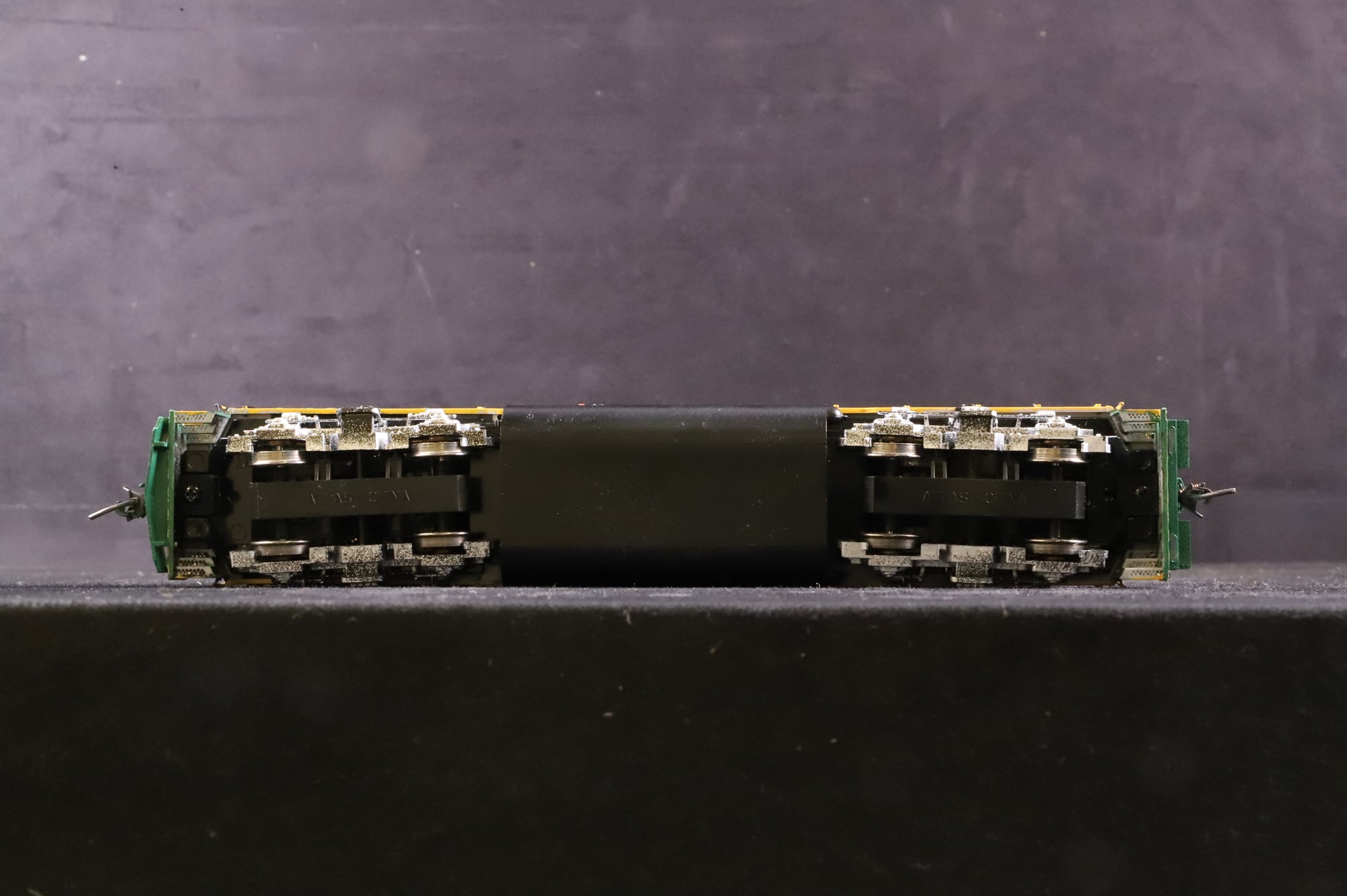 Atlas HO GP-40 Loco No.302 in Green Mountain Livery