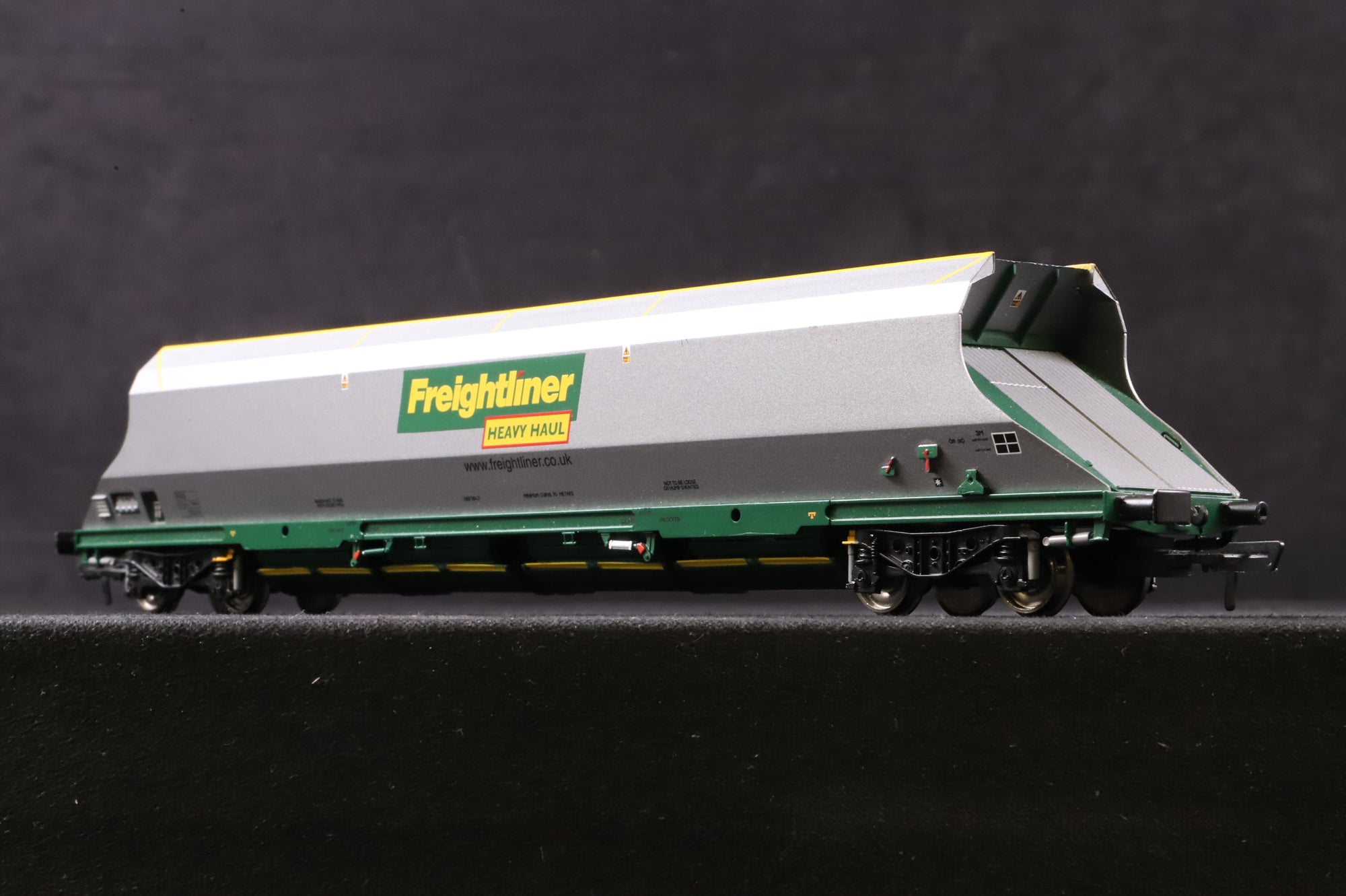 Bachmann OO Rake of 2 Freightliner HHA Wagons
