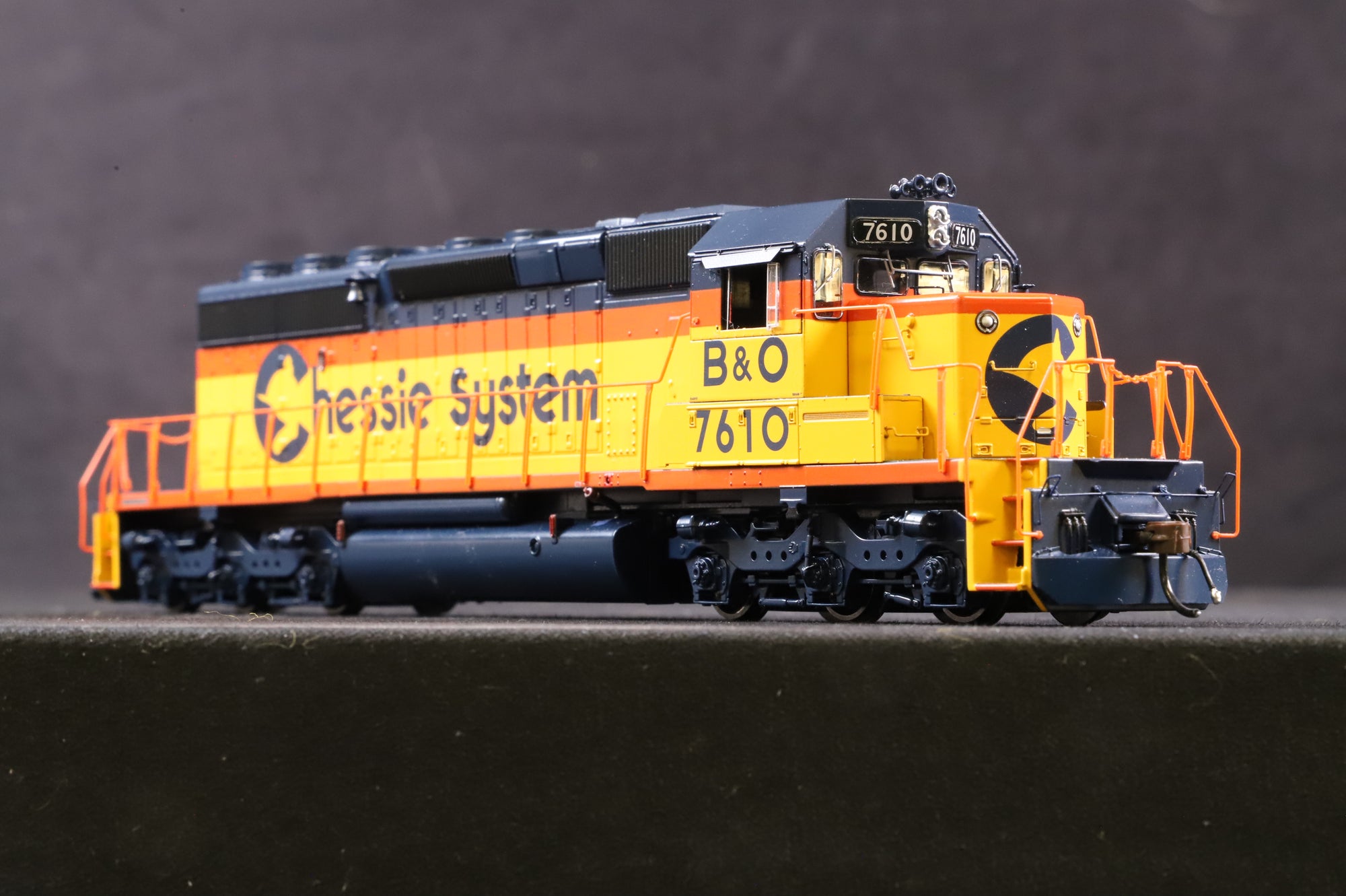 Athearn HO ATH72086 SD40-2 '7610' Diesel Locomotive B&O Chessie System DCC Fitted