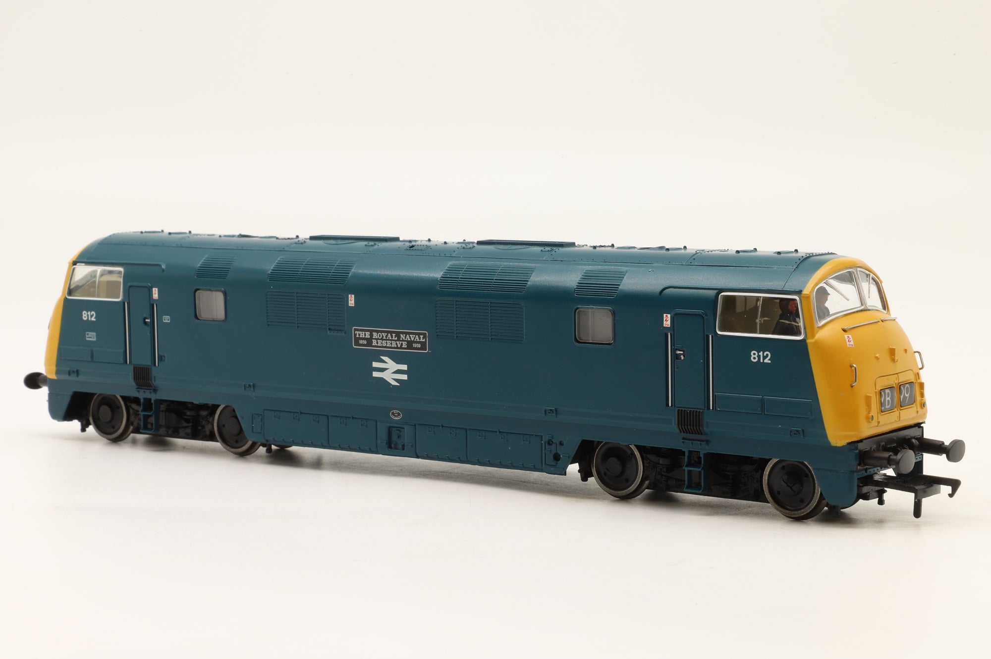 Bachmann OO 32-061 Class 42 D812 'The Royal Naval Reserve' in BR Blue