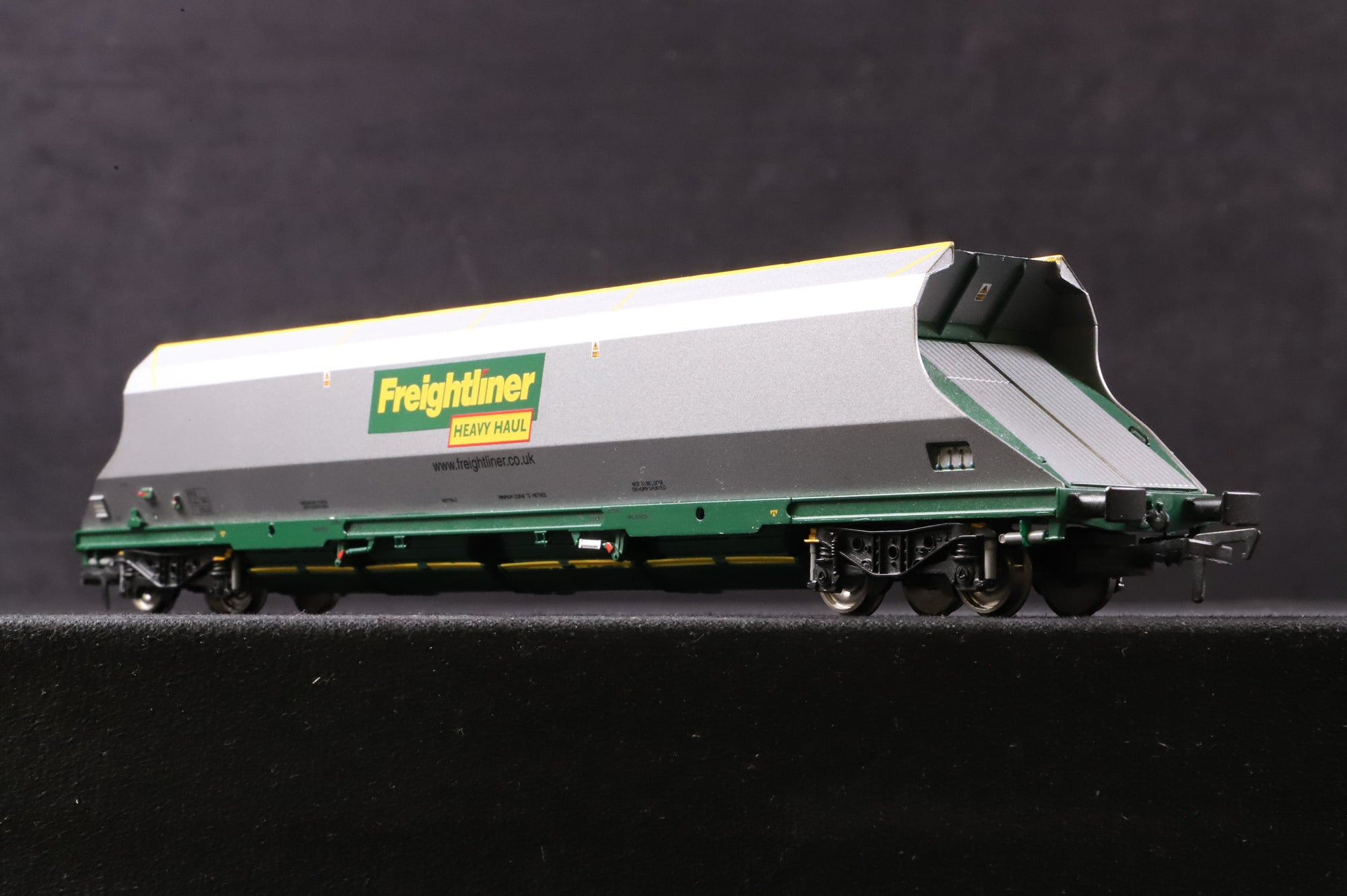 Bachmann OO Rake of 2 Freightliner HHA Wagons