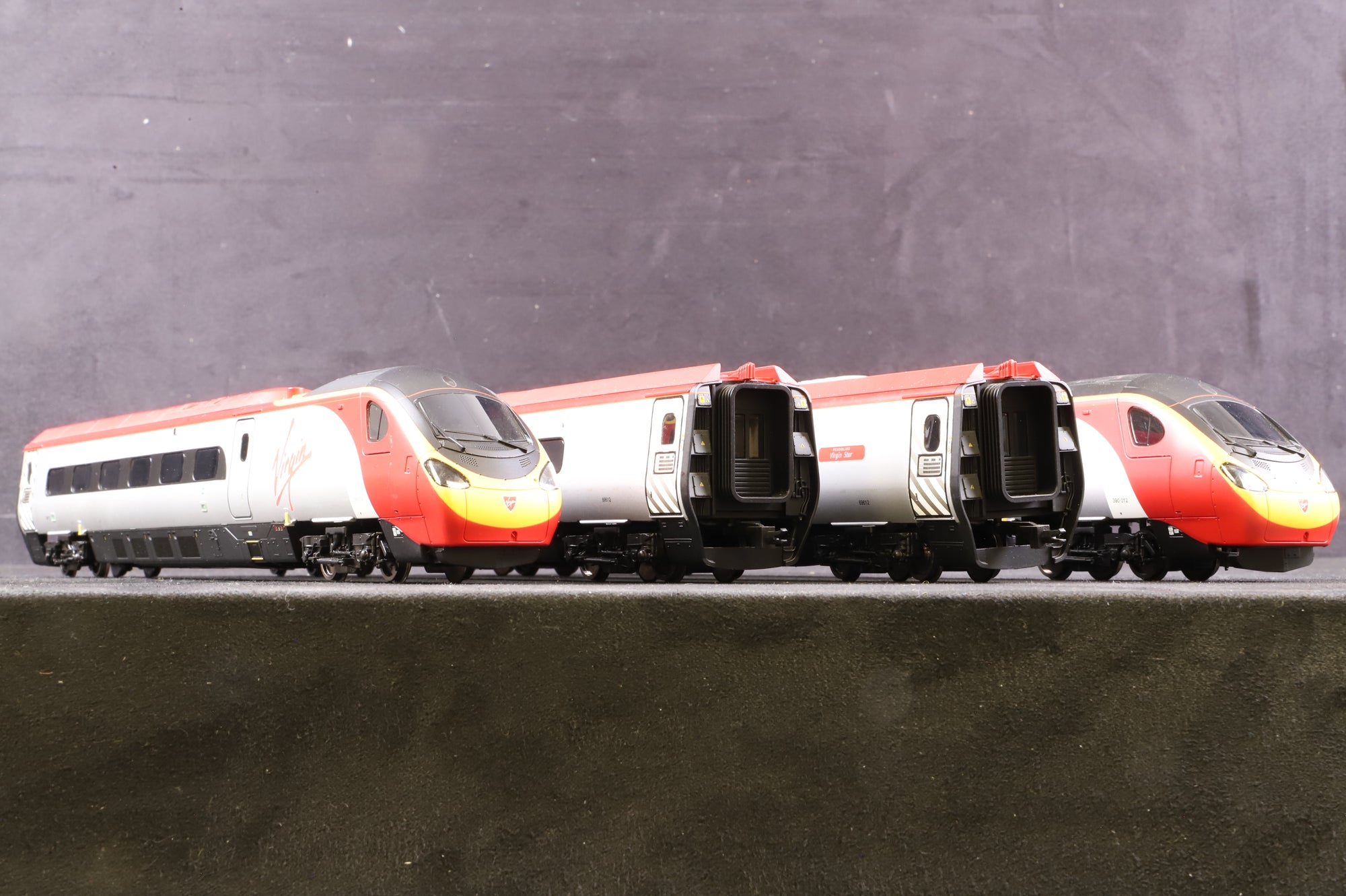 Hornby OO Class 390 4 Car Virgin Livery DCC Fitted
