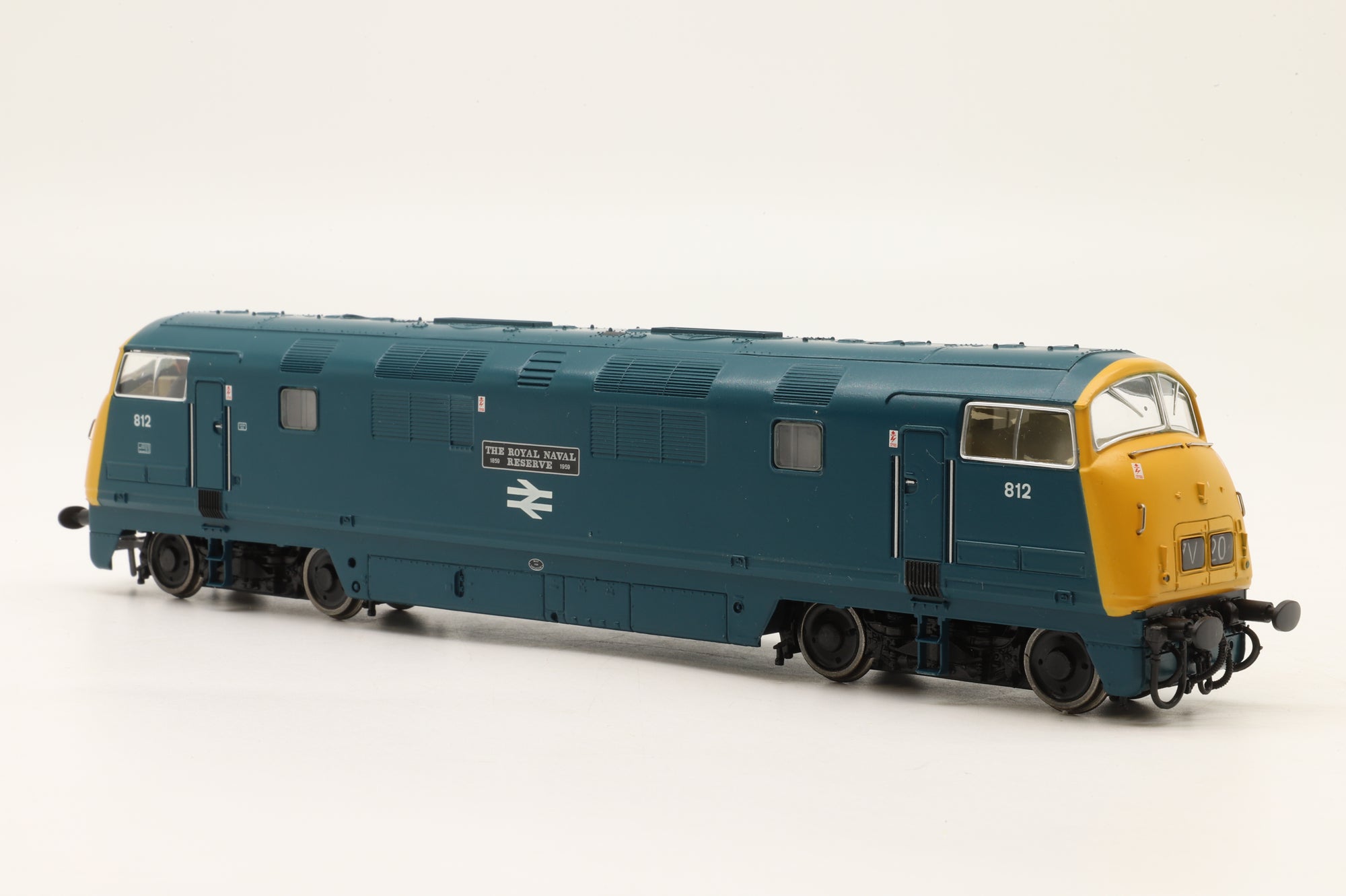 Bachmann OO 32-061 Class 42 D812 'The Royal Naval Reserve' in BR Blue