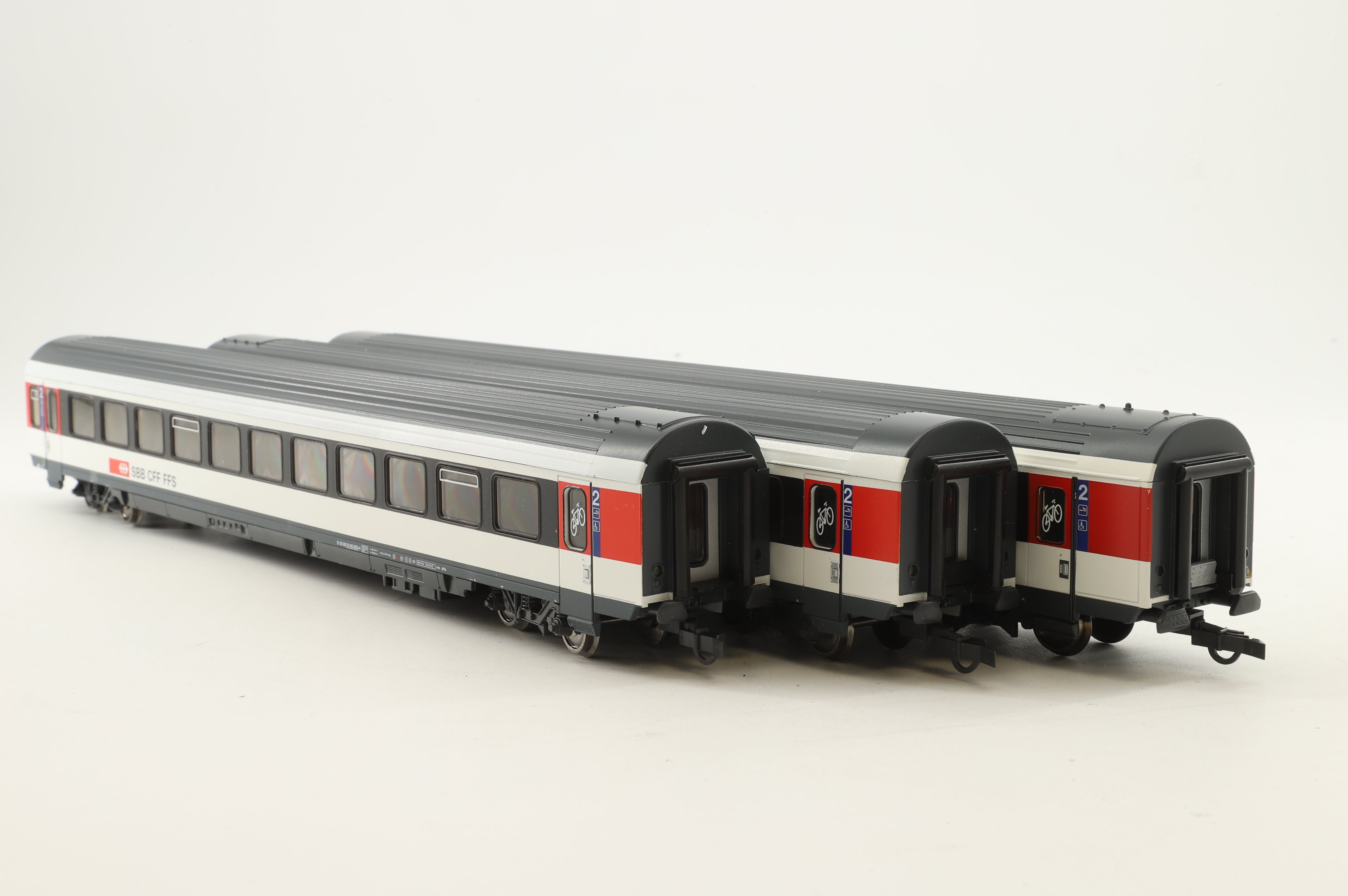 Roco HO 45328/45332 x2 Rake of 3 SBB Red/White/Black Coaches