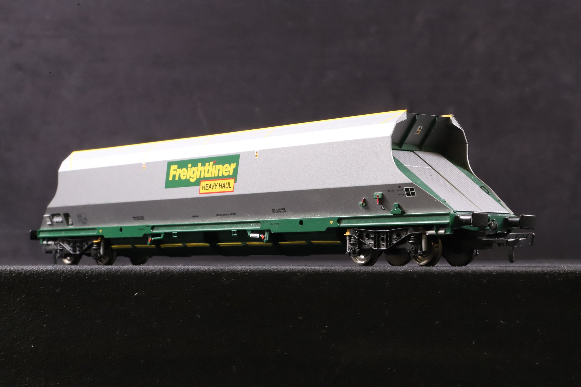 Bachmann OO Rake of 2 Freightliner HHA Wagons