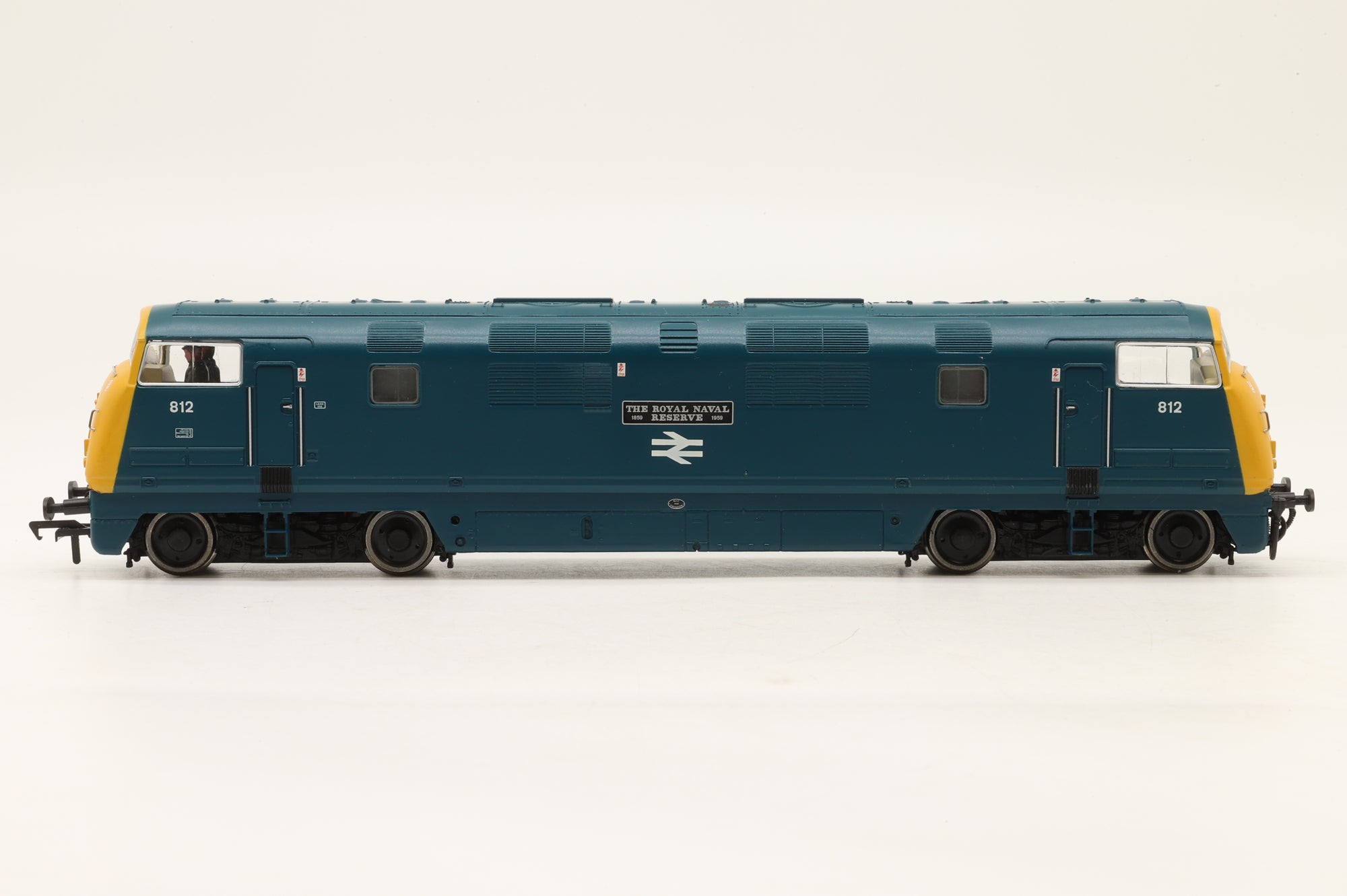 Bachmann OO 32-061 Class 42 D812 'The Royal Naval Reserve' in BR Blue