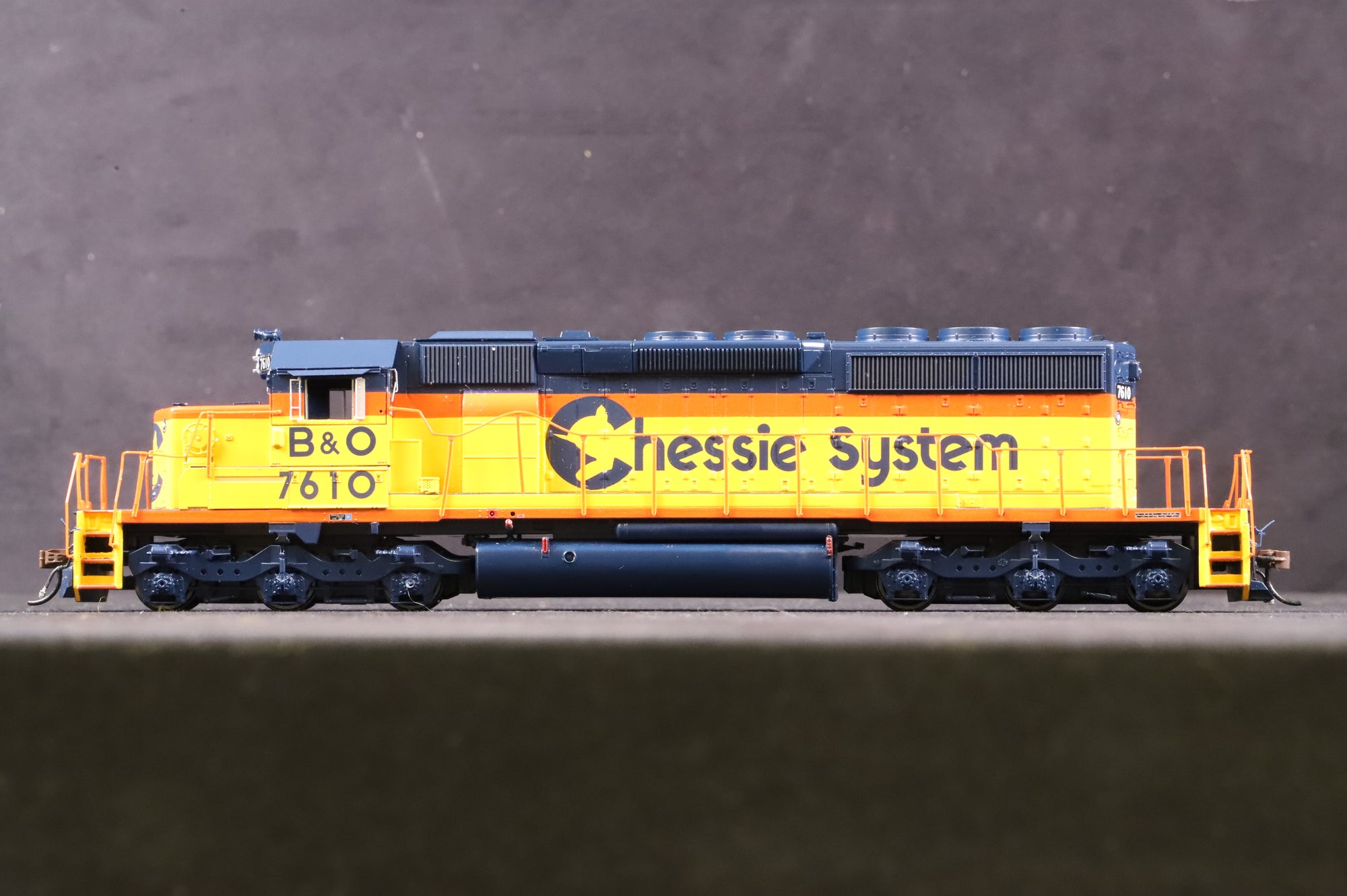 Athearn HO ATH72086 SD40-2 '7610' Diesel Locomotive B&O Chessie System DCC Fitted