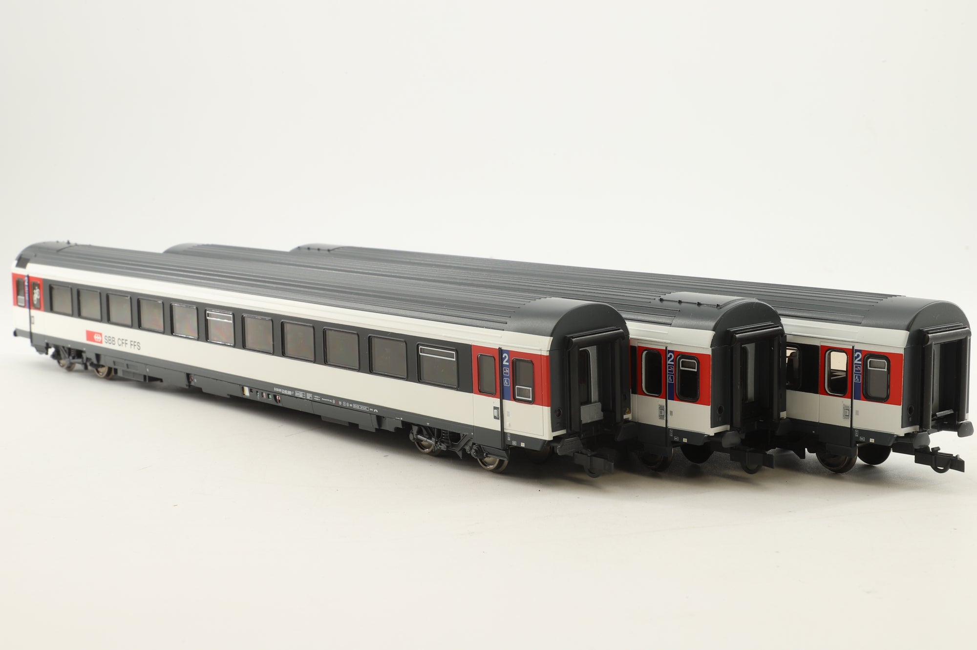 Roco HO 45328/45332 x2 Rake of 3 SBB Red/White/Black Coaches