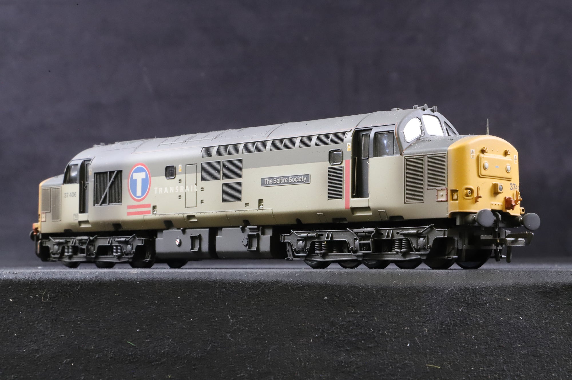 Bachmann OO Class 37 37406 'The Saltire Society' in Ex-BR Railfrieght Transrail Livery - Weathered