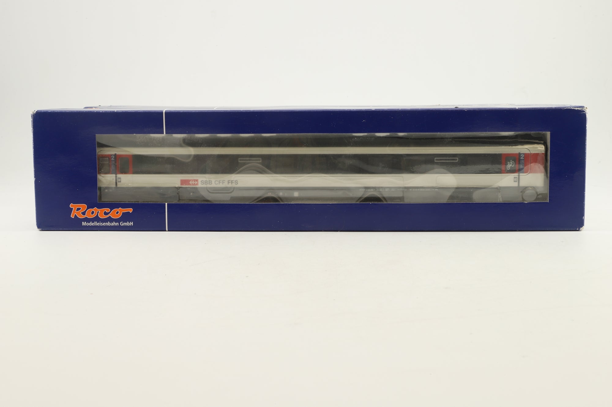 Roco HO 45328/45332 x2 Rake of 3 SBB Red/White/Black Coaches