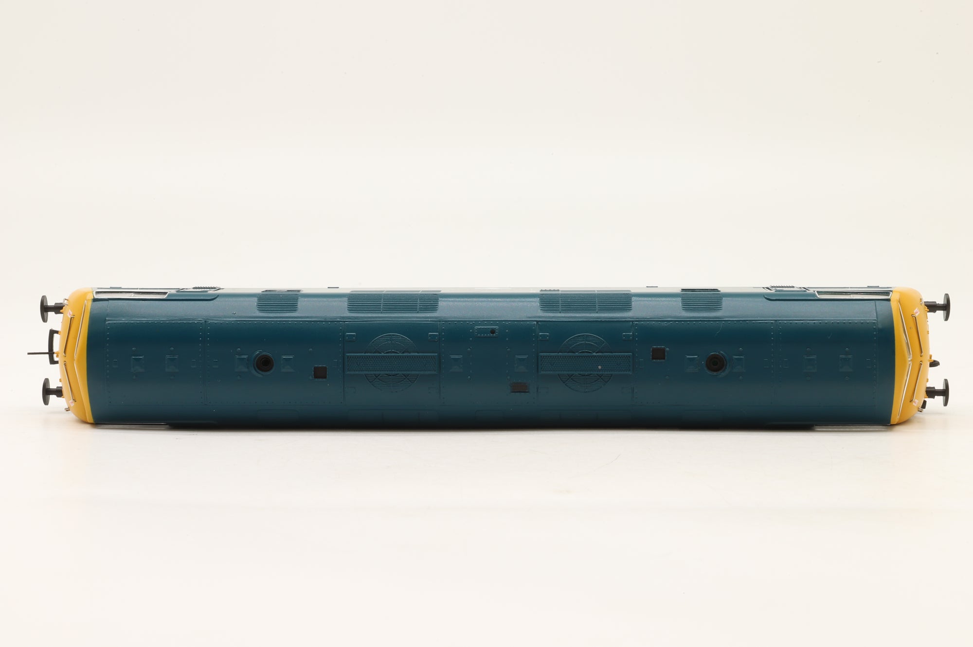 Bachmann OO 32-061 Class 42 D812 'The Royal Naval Reserve' in BR Blue