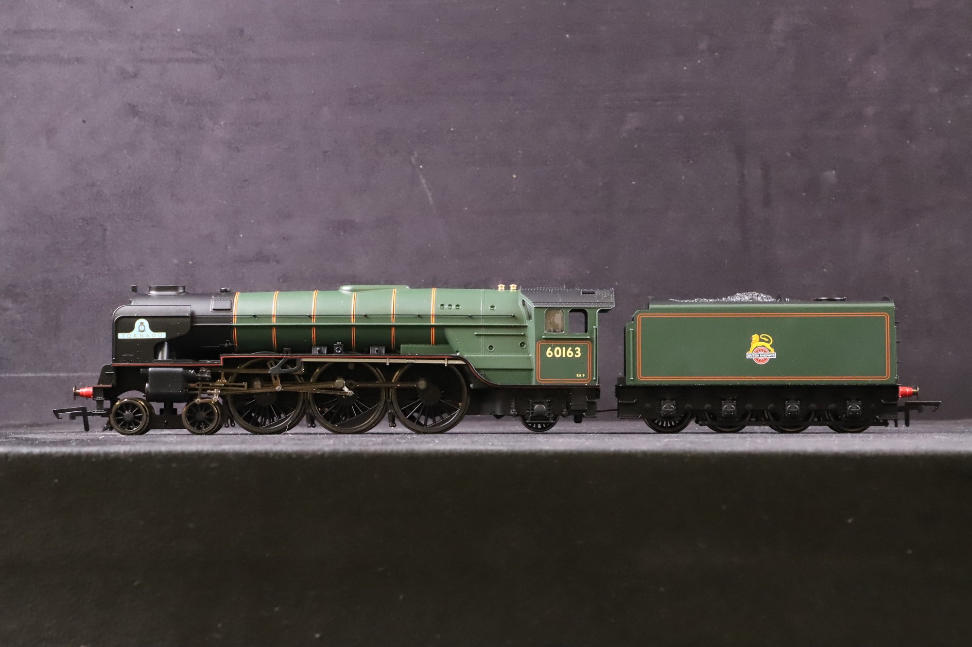 Hornby OO R1225 Tornado Express Train Pack
