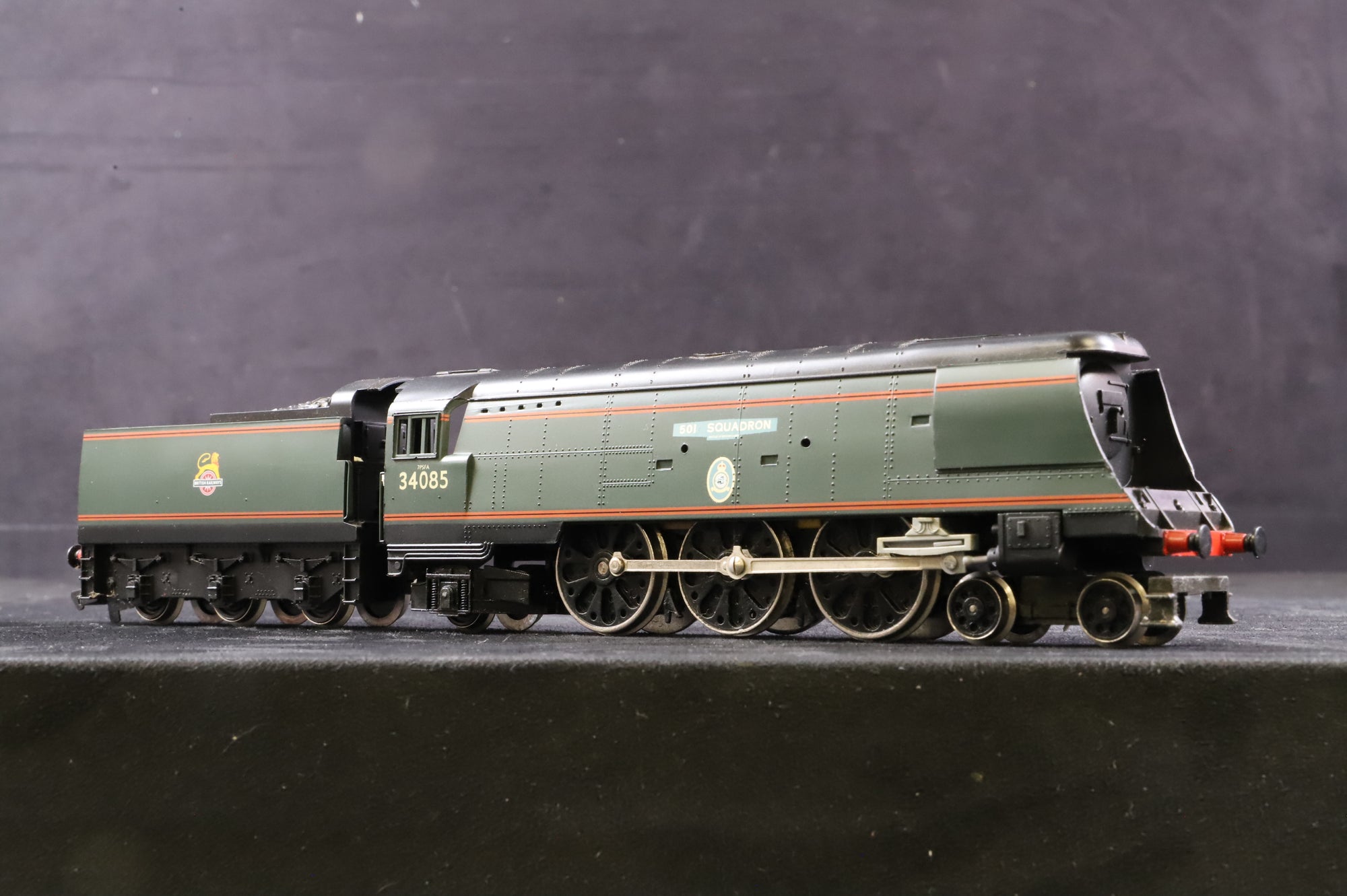 Hornby Top Link OO R646 Battle of Britain Class '501' Squadron' '34085' BR Lined Green E/C