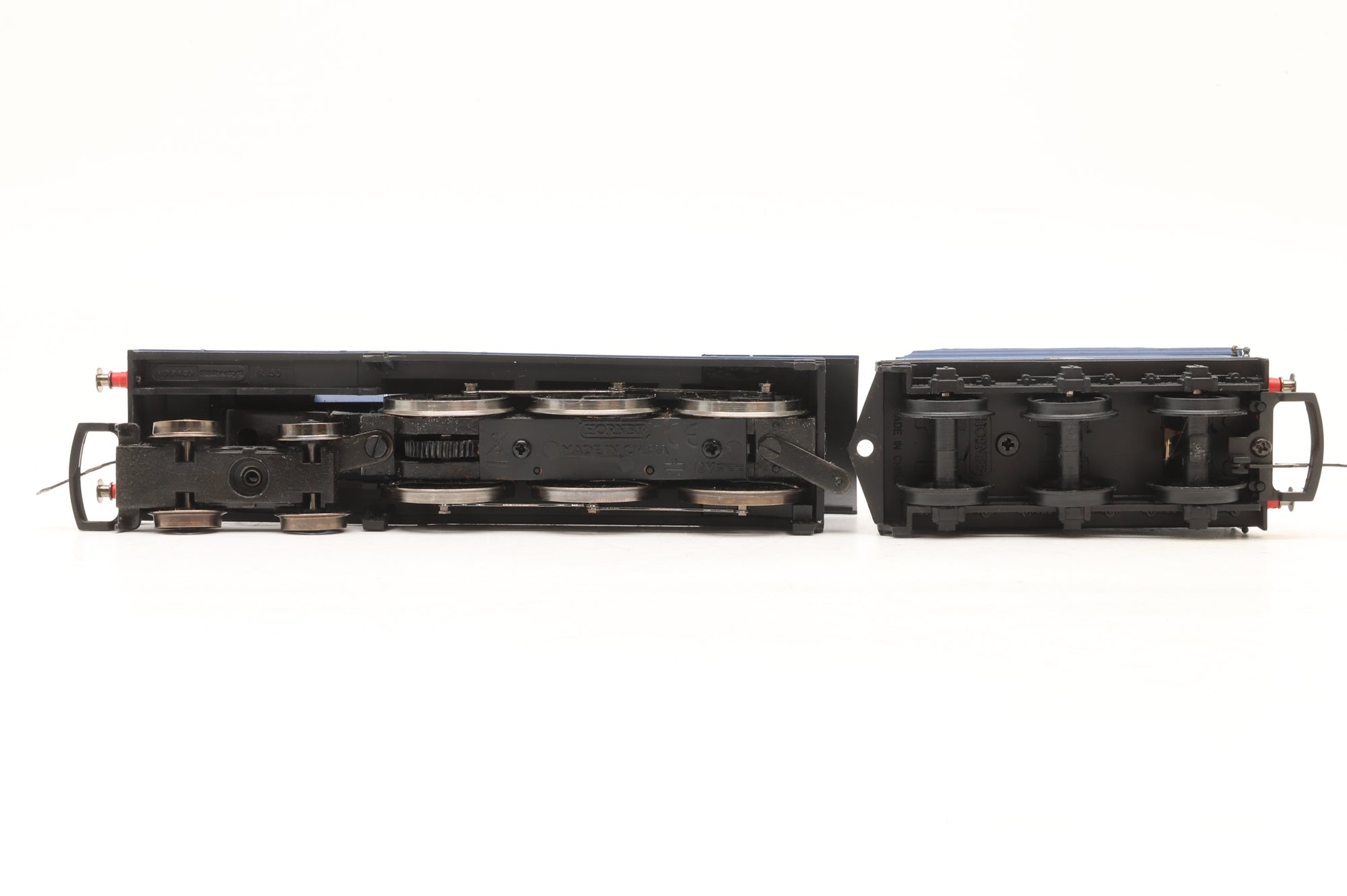 Hornby OO Class B12 BR Express Passenger Blue '61525' & Two Clerestory Coaches