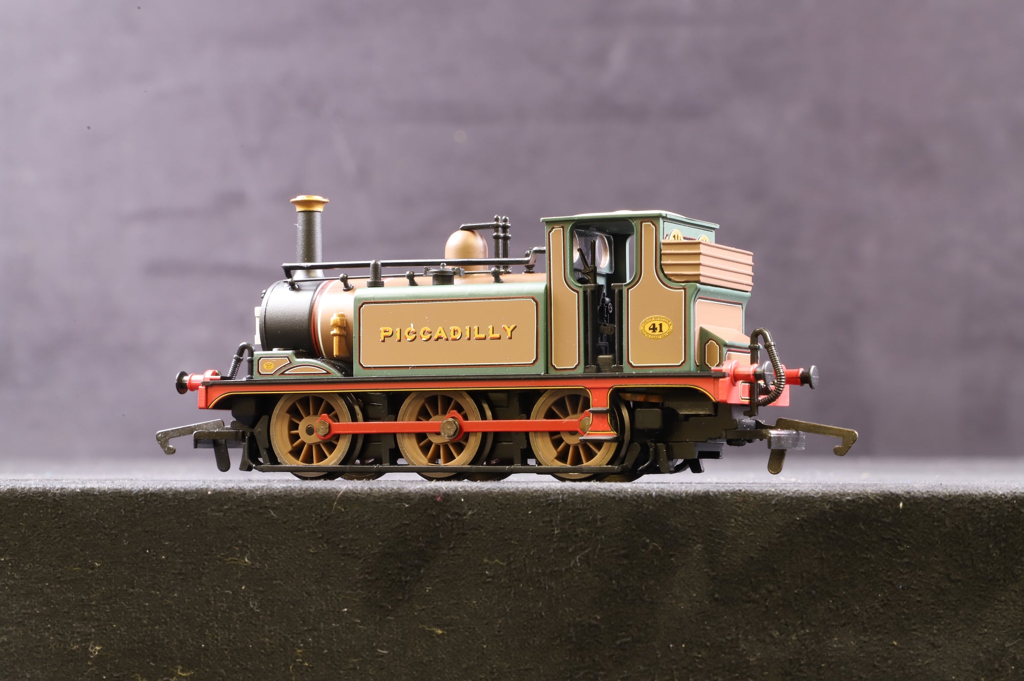 Hornby OO R2483 A1X Terrier No.41 'Picadilly' in Stroudley's Improved Engine 'Green'