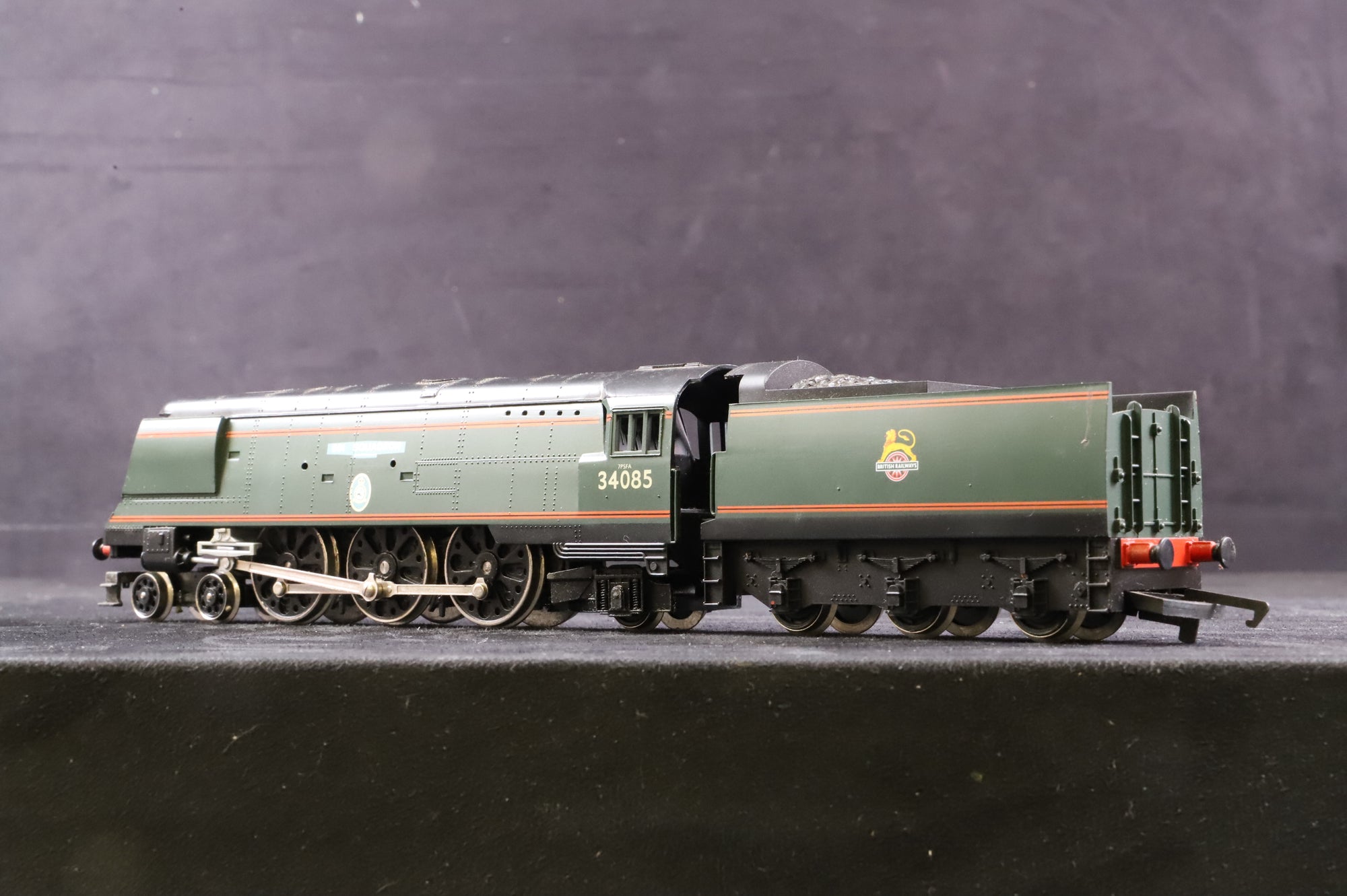 Hornby Top Link OO R646 Battle of Britain Class '501' Squadron' '34085' BR Lined Green E/C