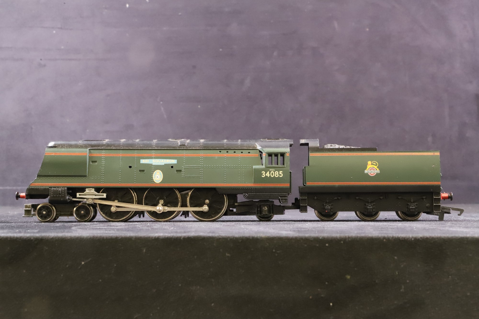 Hornby Top Link OO R646 Battle of Britain Class '501' Squadron' '34085' BR Lined Green E/C