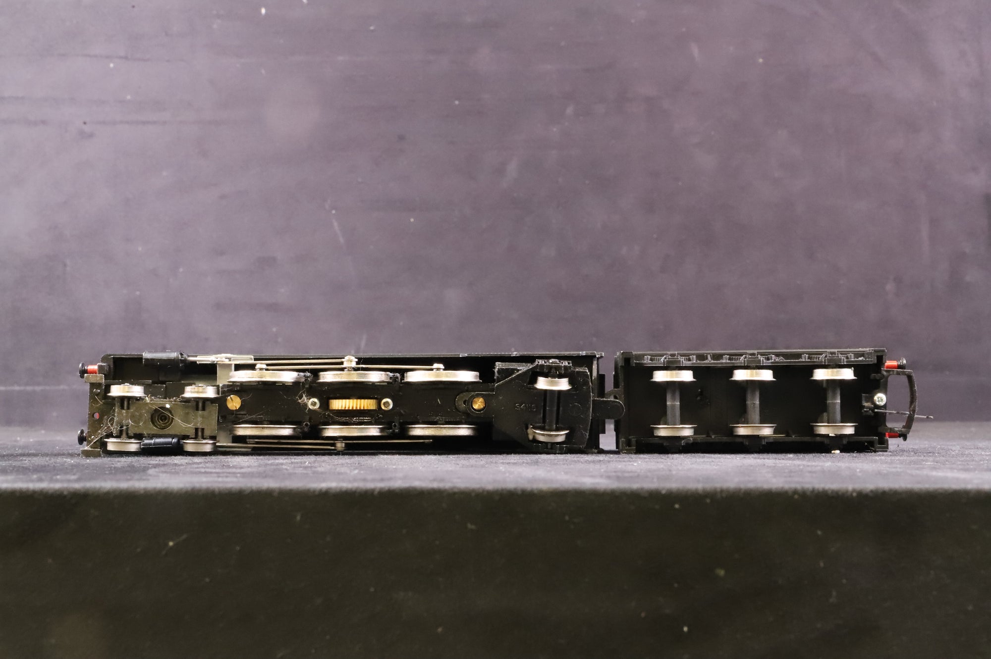 Hornby Top Link OO R646 Battle of Britain Class '501' Squadron' '34085' BR Lined Green E/C