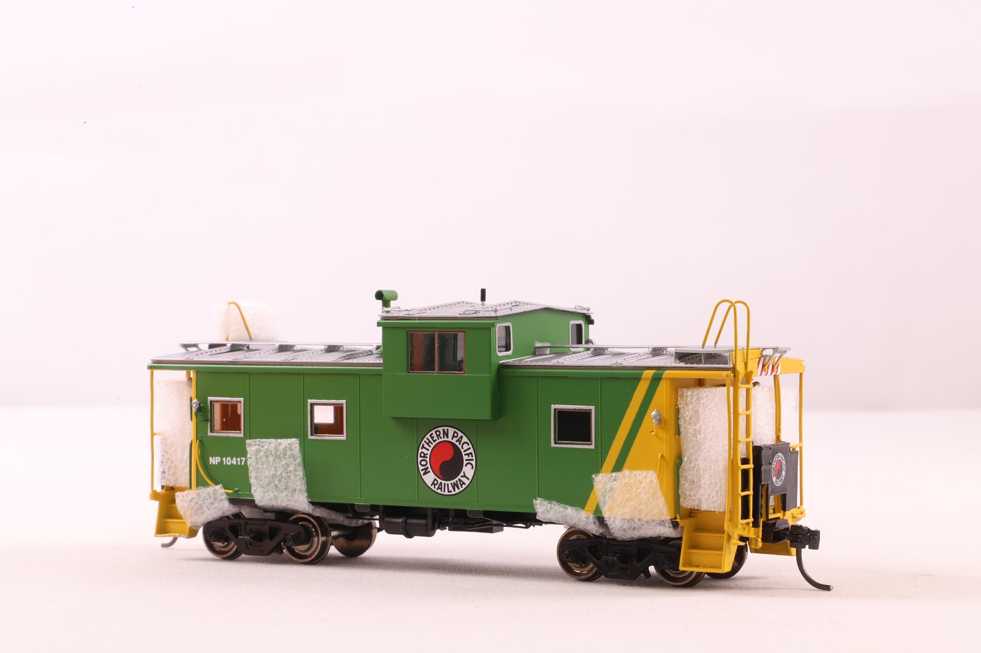 Overland Models HO Brass OMI-4243.1 Caboose NP W-V w/LT Green/Yellow '10417'