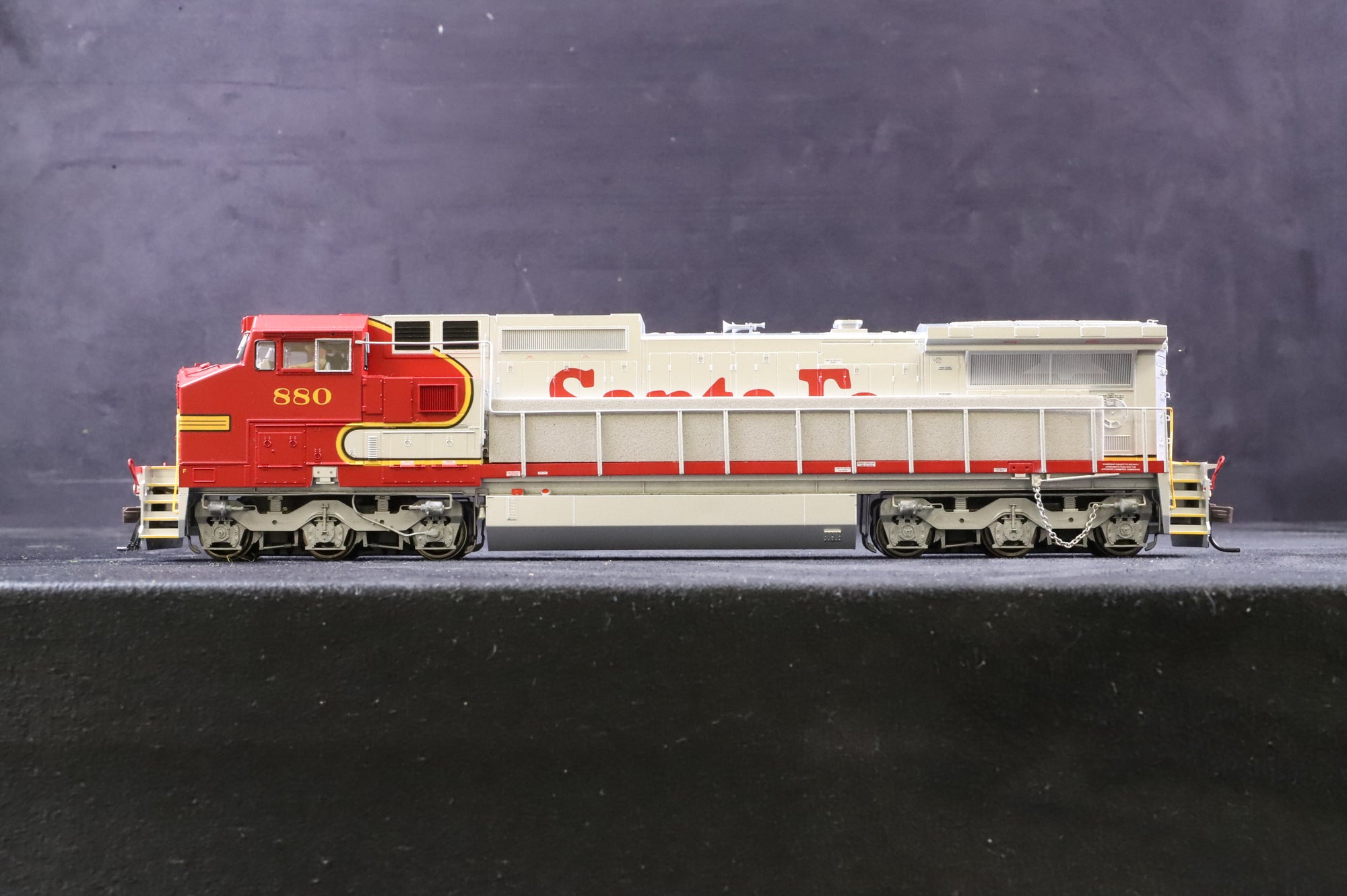 Atlas HO 9680 Dash 8-40CW No.880 in Santa Fe Livery - DCC Sound