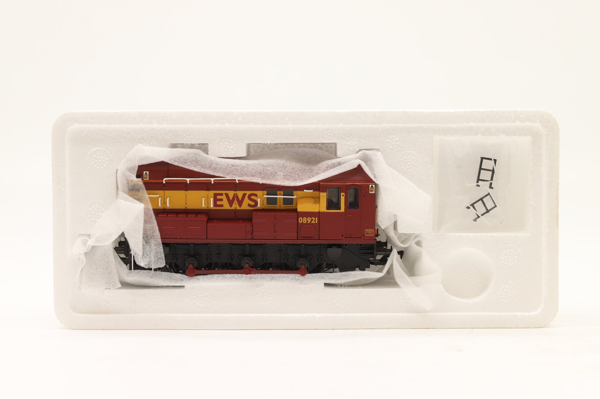 Bachmann OO 32-103 Class 08 08921 in EWS Livery