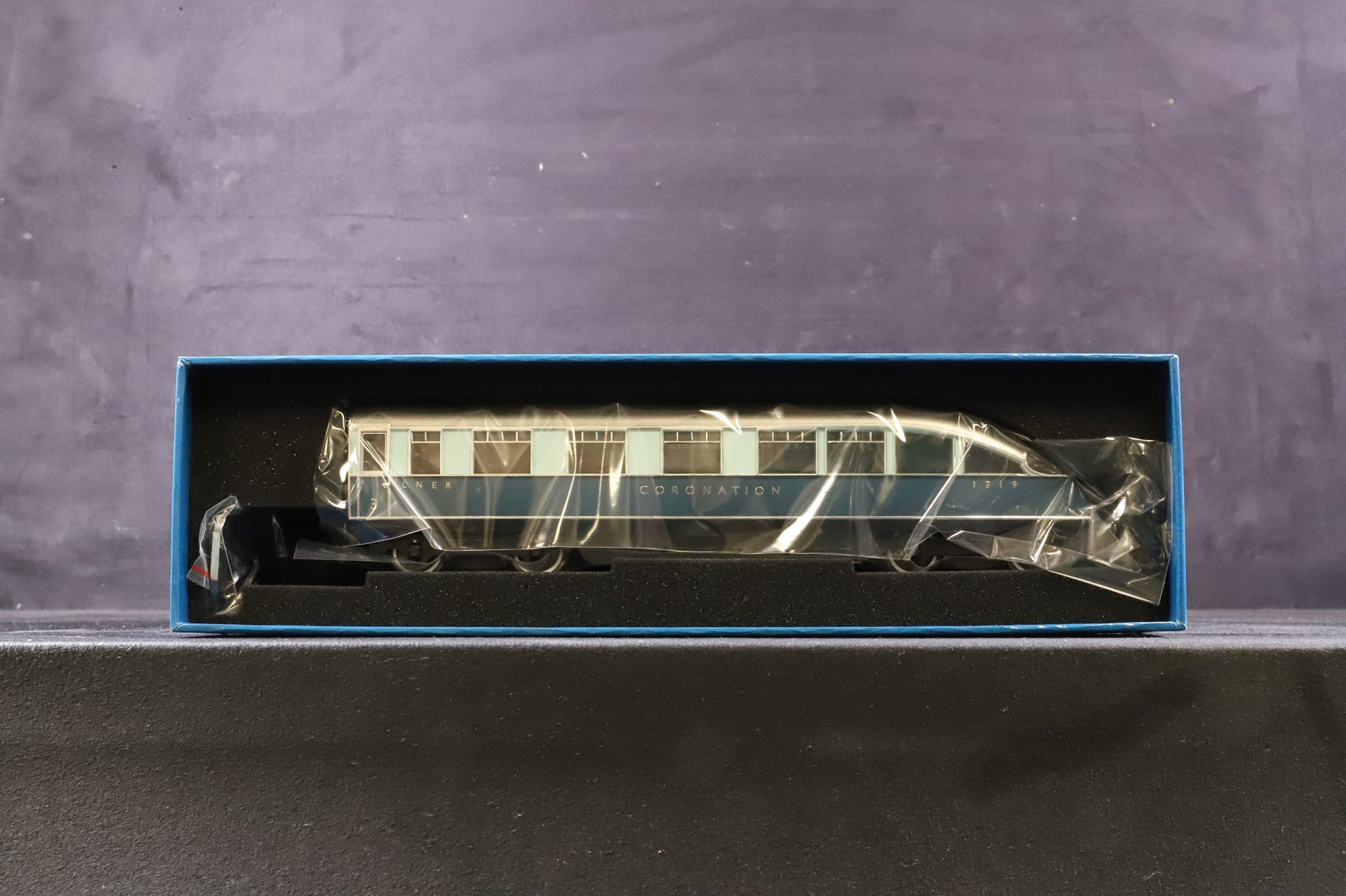 Hornby OO Set of 9 LNER Coronation Coaches