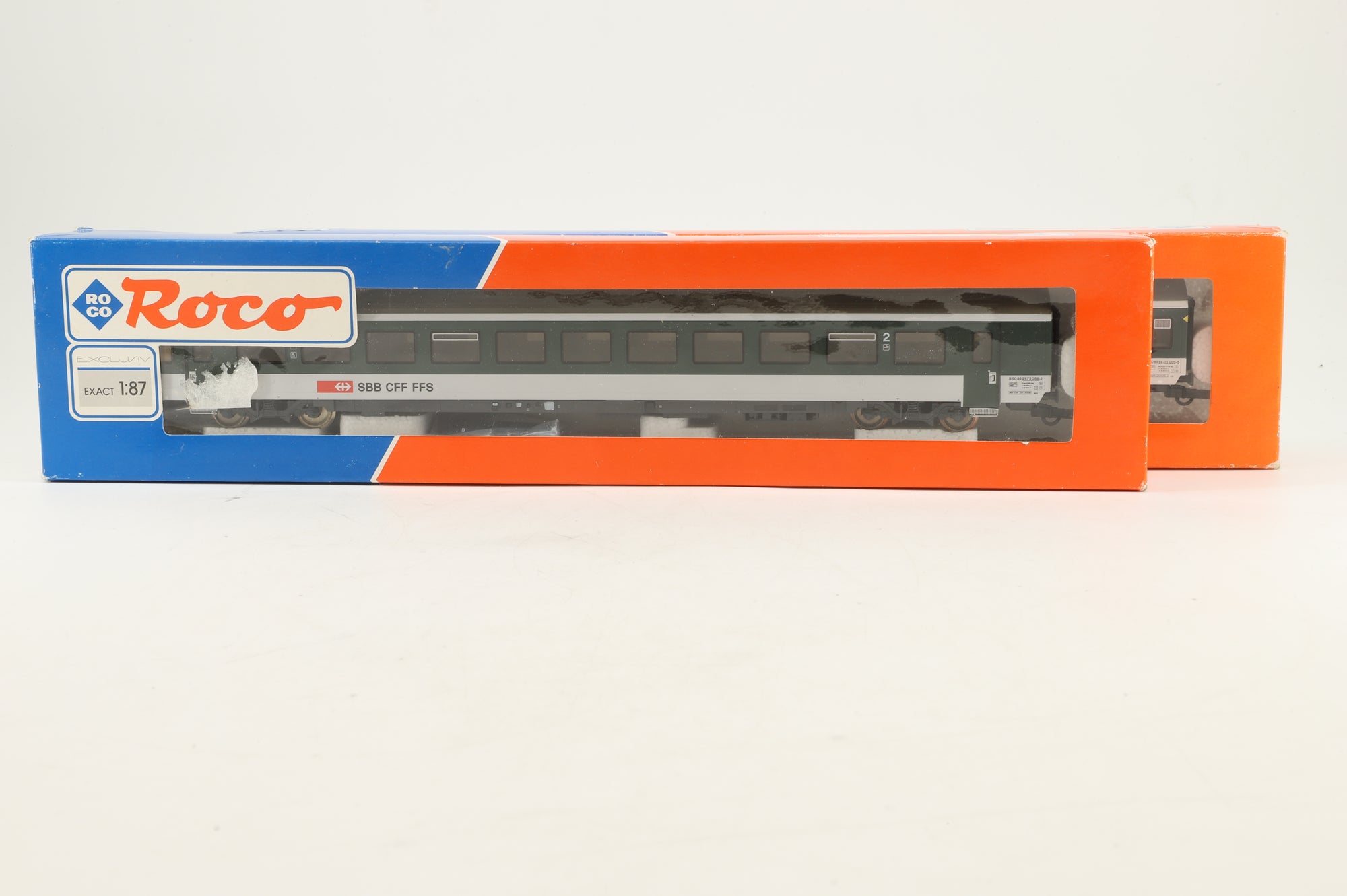 Roco HO 44884.2/44889 Rake of 2 SBB Green/Grey  2nd Class Coaches w/ Graffiti