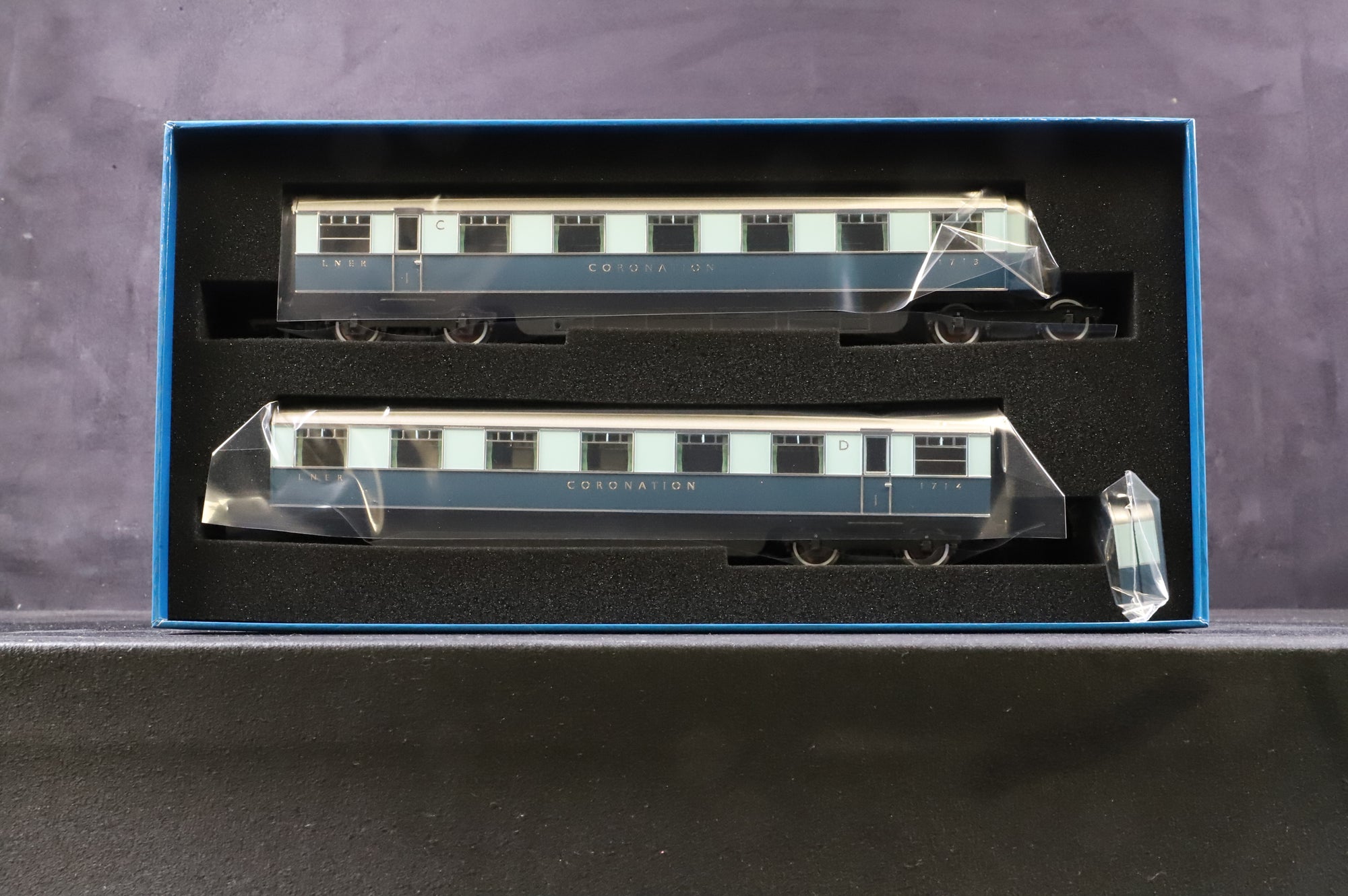 Hornby OO Set of 9 LNER Coronation Coaches