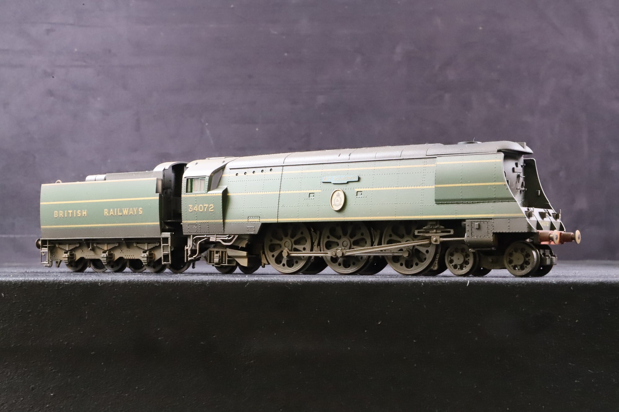 Hornby OO R301229 Battle of Britain Class No.34072 '257 Squadron' in Lined Malachite Green w/ Sunshine Style BR Lettering - DCC Sound & Weathered
