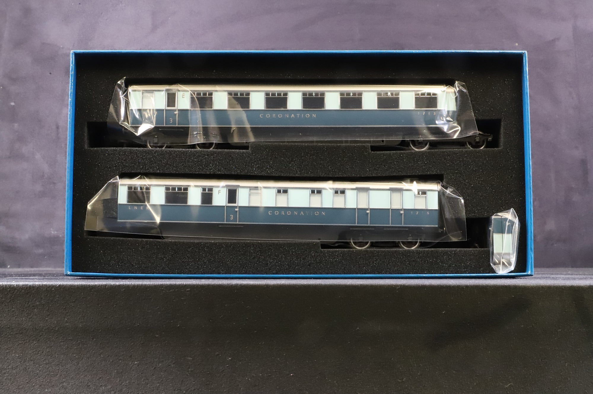 Hornby OO Set of 9 LNER Coronation Coaches